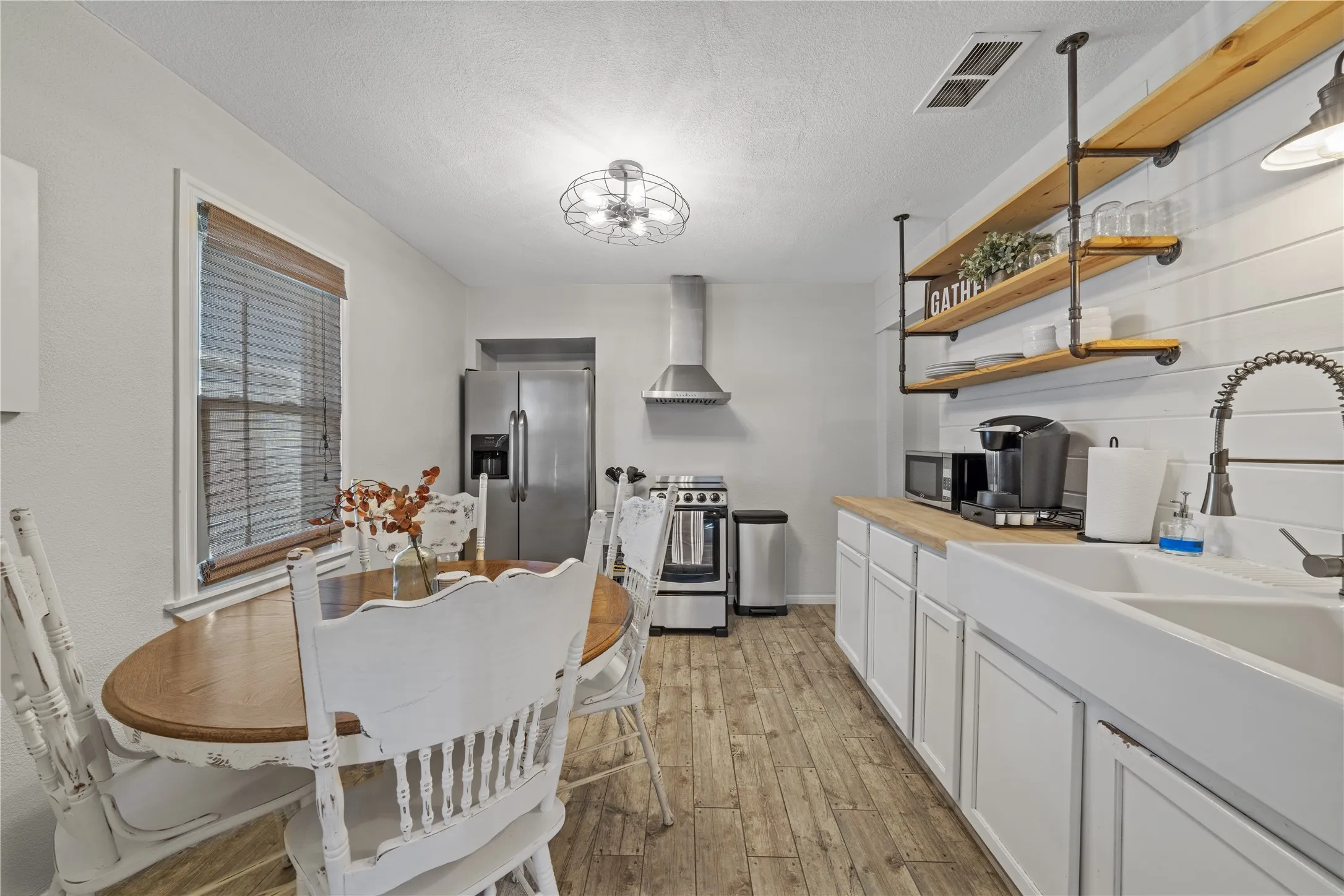 Single Family Residence For Sale in Mc Lennan County , 2104 Columbus Avenue, Waco, Texas 76701, 3 Bedroom, 1 Bathroom, 2 Garage spaces, 872 Sqft, built in 1951, mls#21378099, Real Estate Agent in Waco, Homes For Sale in Mc Lennan county, Homes For Sale in Waco, Realtor in Waco Texas, Real Estate Brokerage Independent Realty Texas, Luminita Cordes Realtor