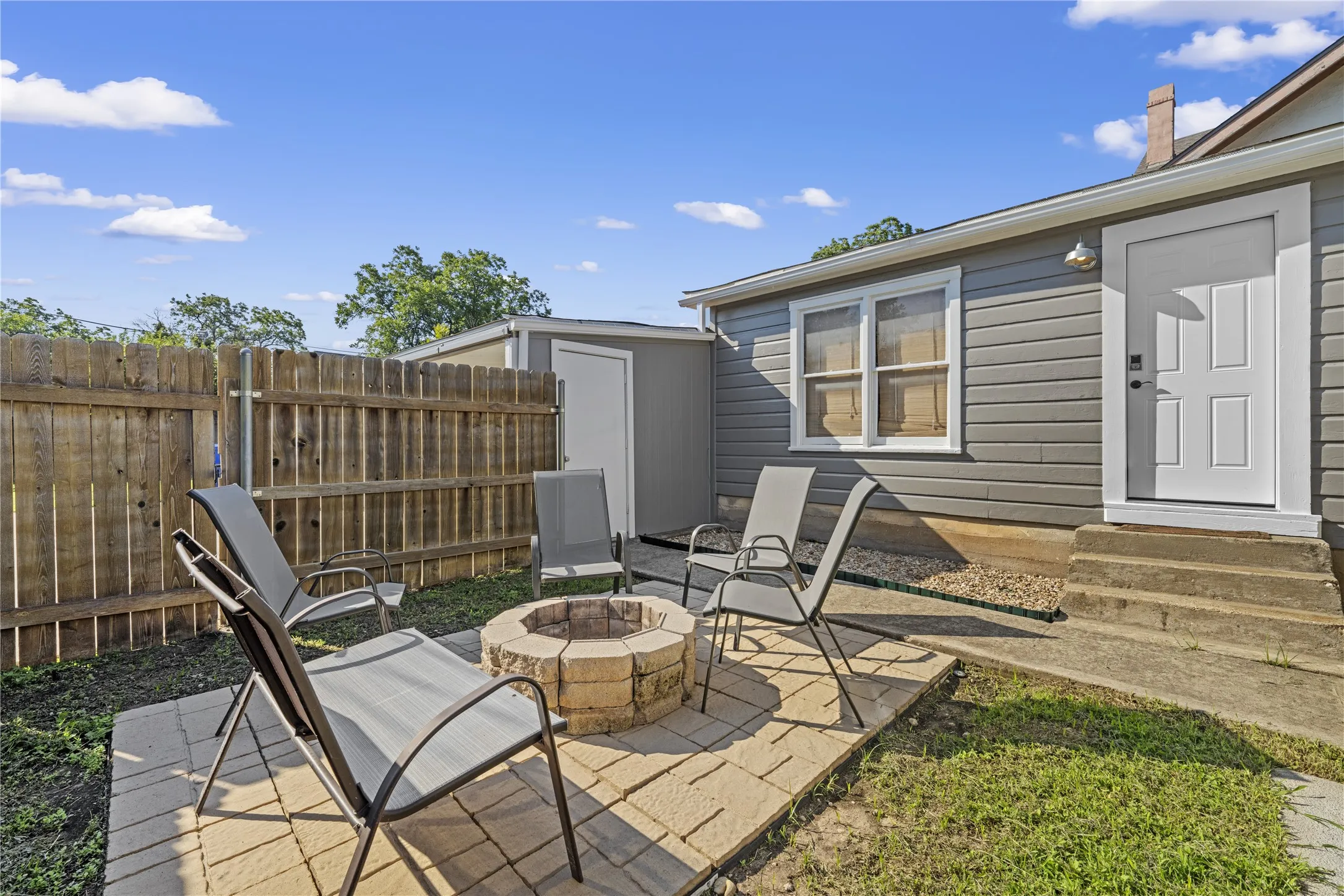 Single Family Residence For Sale in Mc Lennan County , 2104 Columbus Avenue, Waco, Texas 76701, 3 Bedroom, 1 Bathroom, 2 Garage spaces, 872 Sqft, built in 1951, mls#21378099, Real Estate Agent in Waco, Homes For Sale in Mc Lennan county, Homes For Sale in Waco, Realtor in Waco Texas, Real Estate Brokerage Independent Realty Texas, Luminita Cordes Realtor