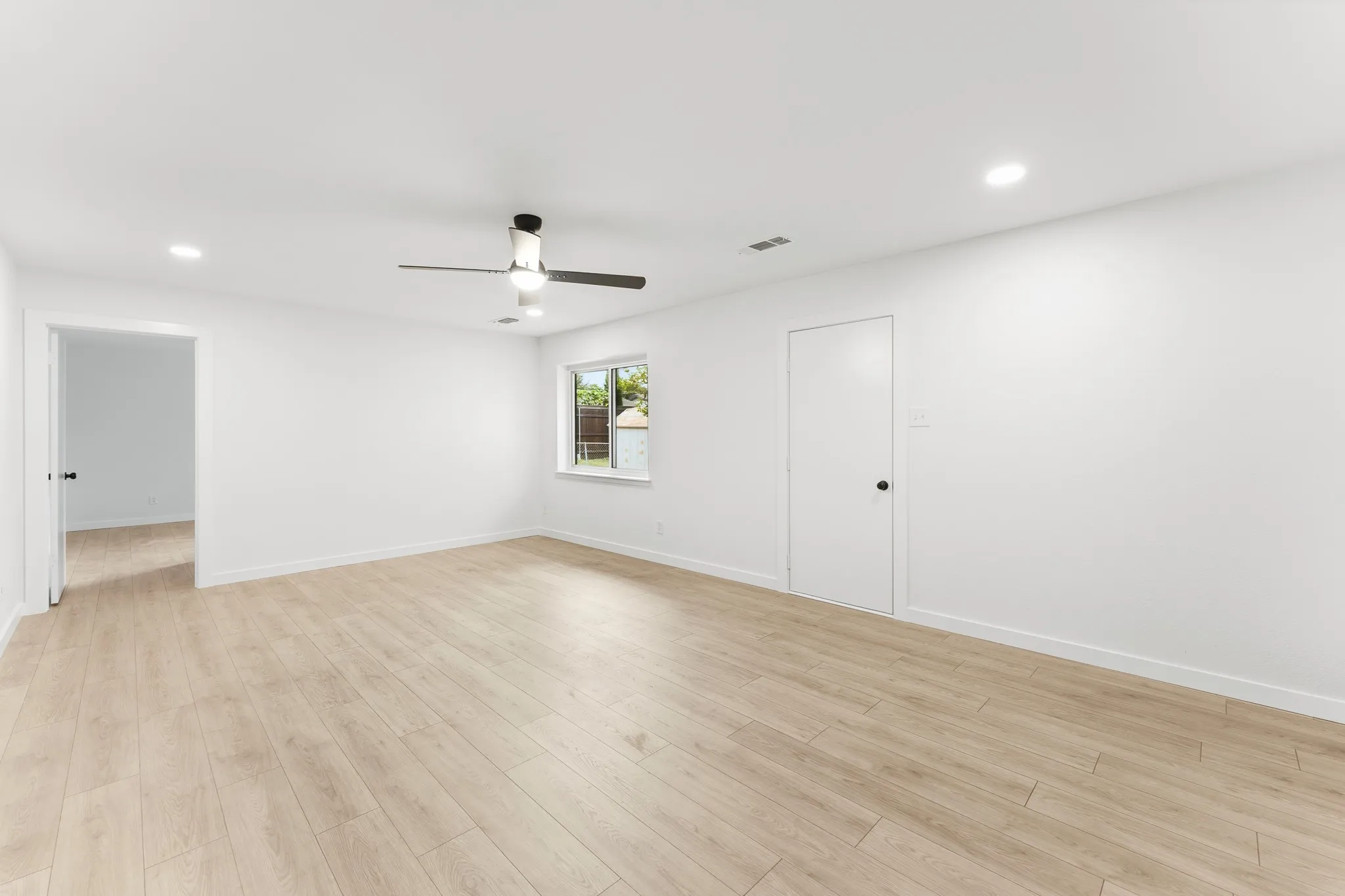 Single Family Residence For Sale in Denton County , 1326 Kingston Drive, Lewisville, Texas 75067, 3 Bedroom, 2 Bathroom, 1 Garage spaces, 1,728 Sqft, built in 1971, mls#21378659, Real Estate Agent in Lewisville, Homes For Sale in Denton county, Homes For Sale in Lewisville, Realtor in Lewisville Texas, Real Estate Brokerage Independent Realty Texas, Luminita Cordes Realtor