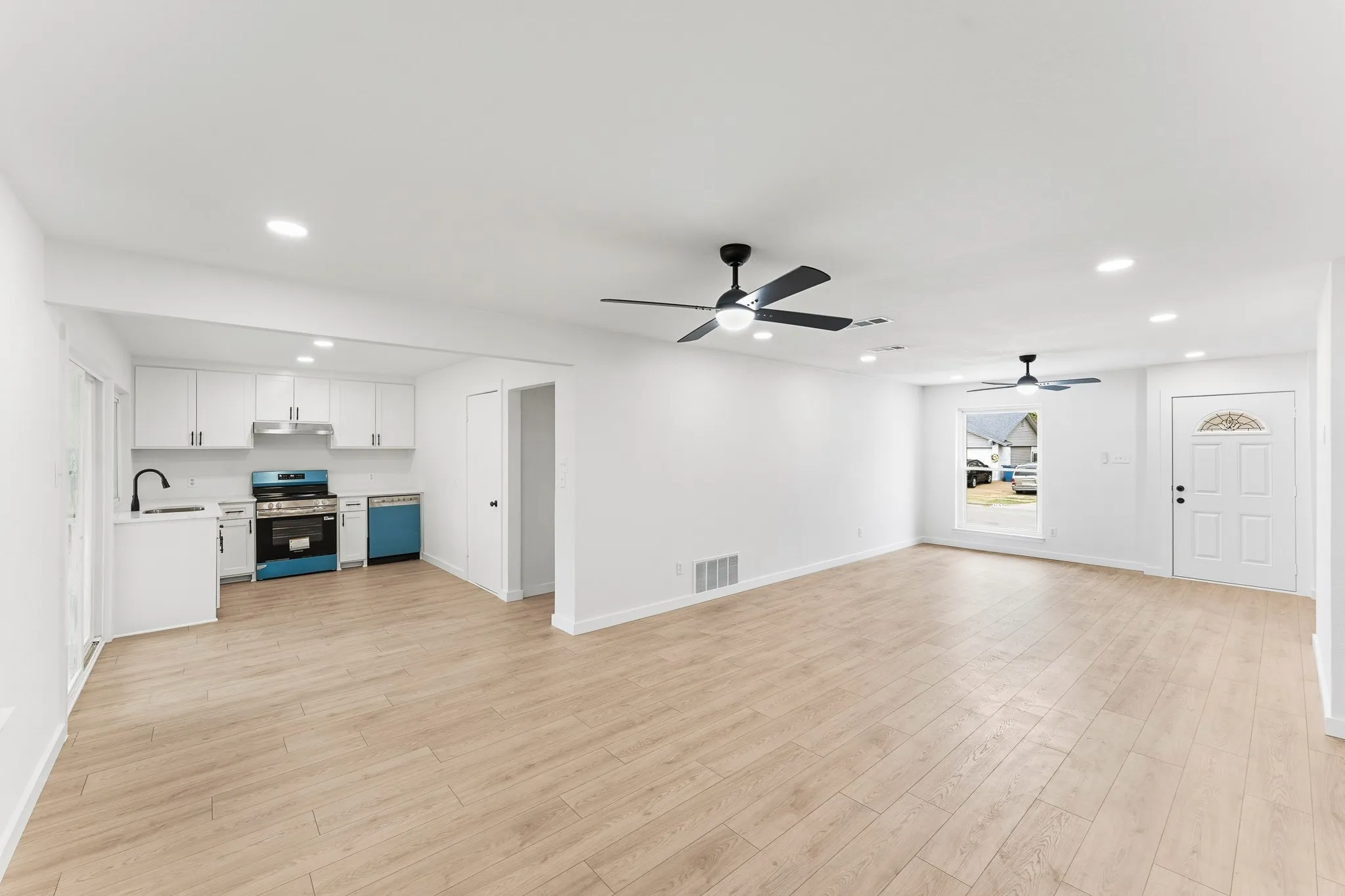 Single Family Residence For Sale in Denton County , 1326 Kingston Drive, Lewisville, Texas 75067, 3 Bedroom, 2 Bathroom, 1 Garage spaces, 1,728 Sqft, built in 1971, mls#21378659, Real Estate Agent in Lewisville, Homes For Sale in Denton county, Homes For Sale in Lewisville, Realtor in Lewisville Texas, Real Estate Brokerage Independent Realty Texas, Luminita Cordes Realtor