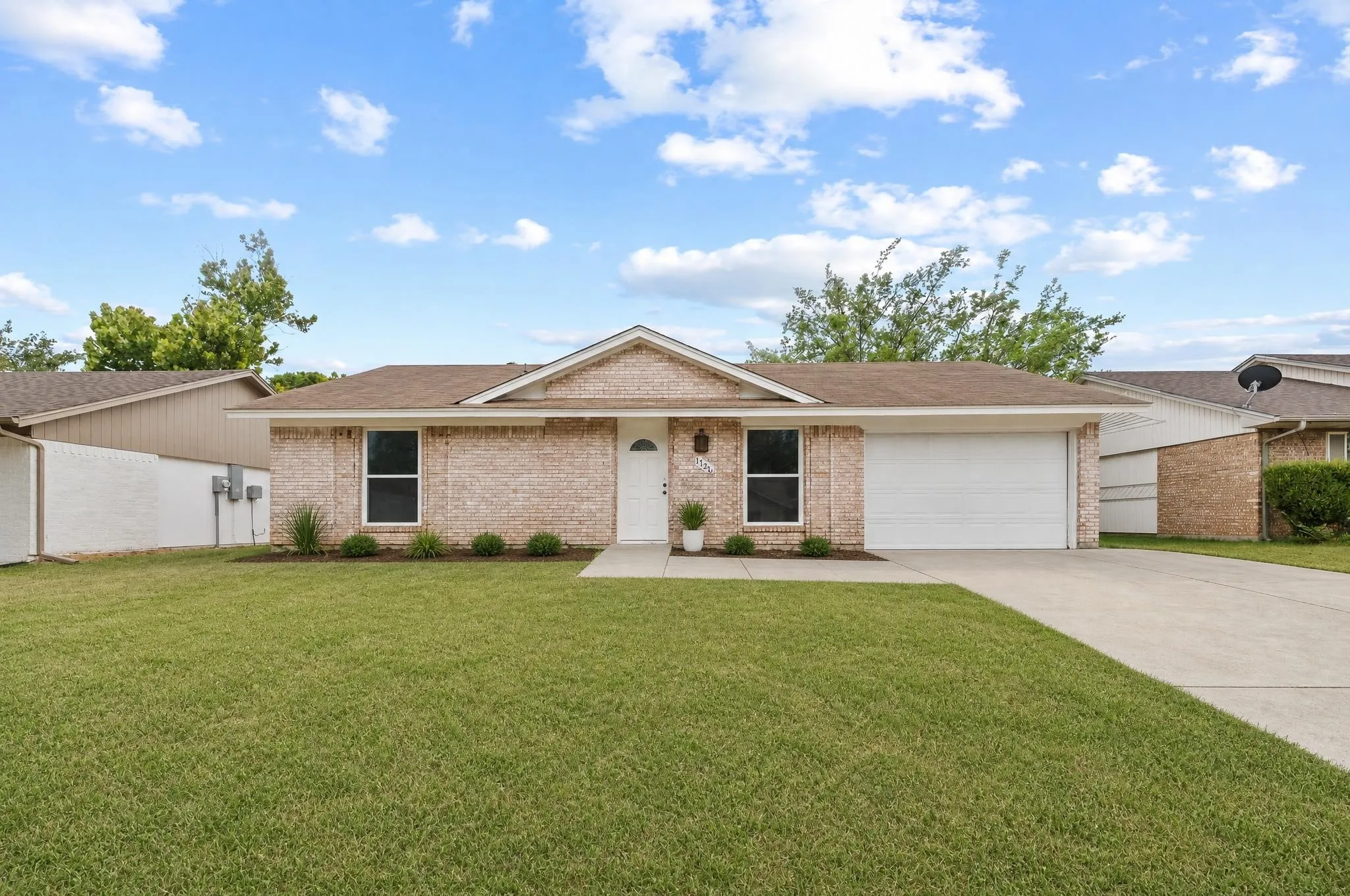 Single Family Residence For Sale in Denton County , 1326 Kingston Drive, Lewisville, Texas 75067, 3 Bedroom, 2 Bathroom, 1 Garage spaces, 1,728 Sqft, built in 1971, mls#21378659, Real Estate Agent in Lewisville, Homes For Sale in Denton county, Homes For Sale in Lewisville, Realtor in Lewisville Texas, Real Estate Brokerage Independent Realty Texas, Luminita Cordes Realtor