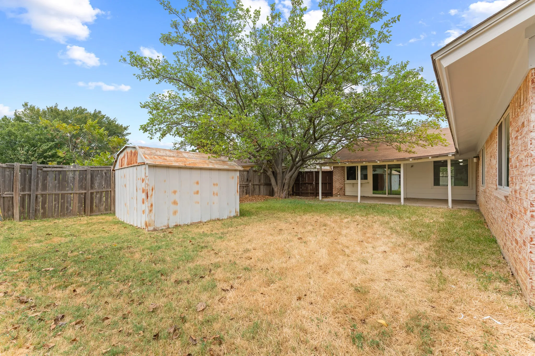 Single Family Residence For Sale in Denton County , 1326 Kingston Drive, Lewisville, Texas 75067, 3 Bedroom, 2 Bathroom, 1 Garage spaces, 1,728 Sqft, built in 1971, mls#21378659, Real Estate Agent in Lewisville, Homes For Sale in Denton county, Homes For Sale in Lewisville, Realtor in Lewisville Texas, Real Estate Brokerage Independent Realty Texas, Luminita Cordes Realtor