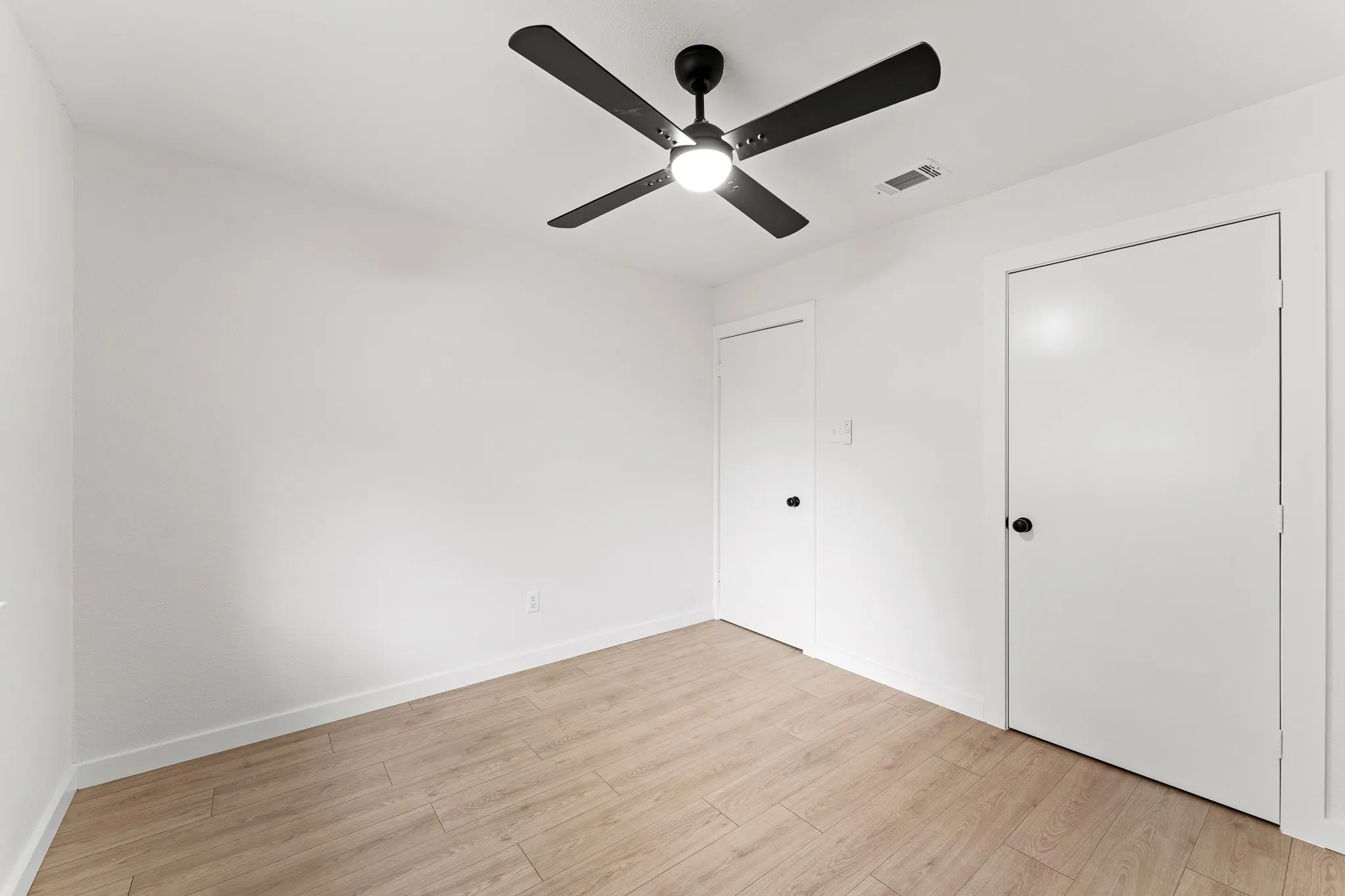 Single Family Residence For Sale in Denton County , 1326 Kingston Drive, Lewisville, Texas 75067, 3 Bedroom, 2 Bathroom, 1 Garage spaces, 1,728 Sqft, built in 1971, mls#21378659, Real Estate Agent in Lewisville, Homes For Sale in Denton county, Homes For Sale in Lewisville, Realtor in Lewisville Texas, Real Estate Brokerage Independent Realty Texas, Luminita Cordes Realtor