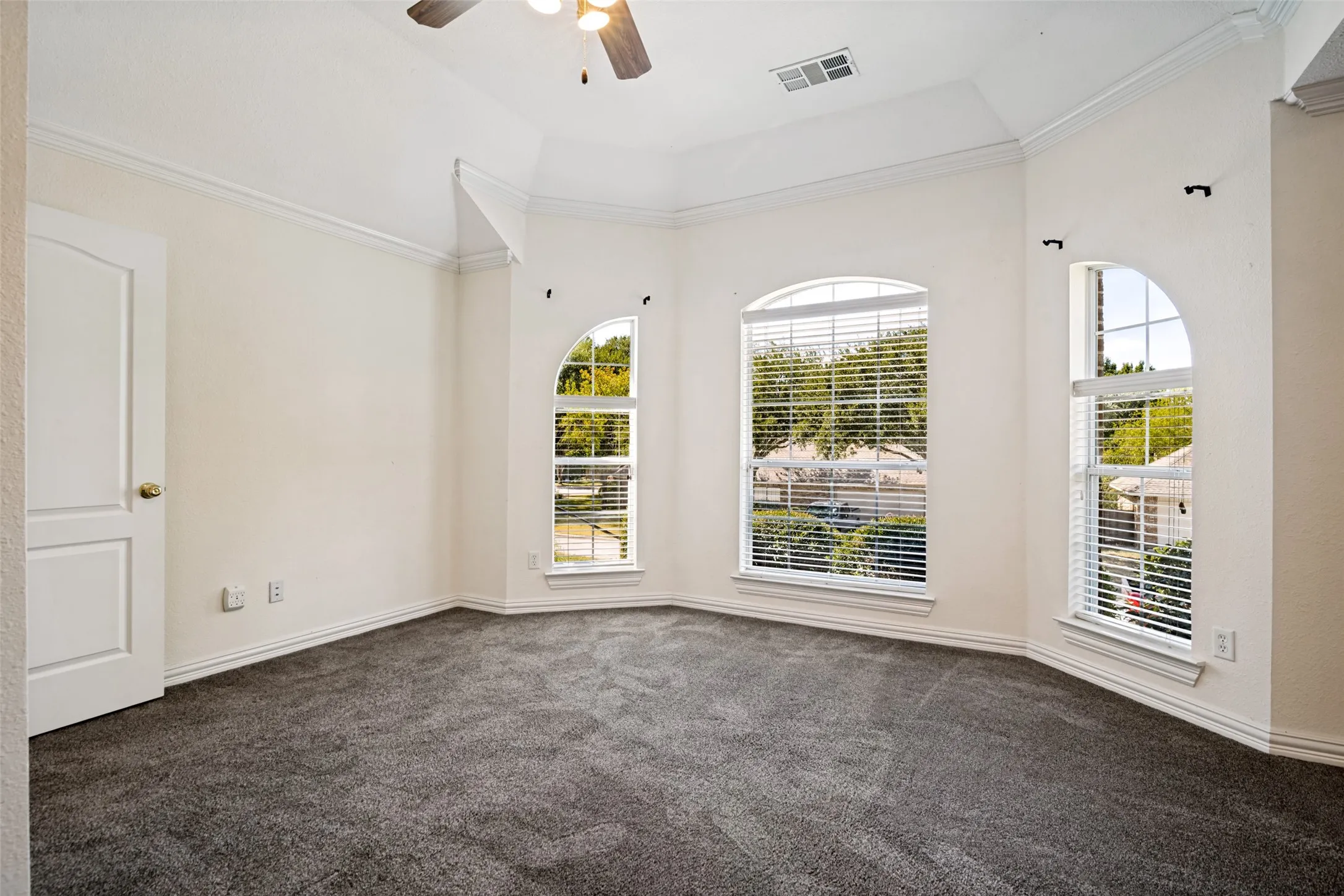 Single Family Residence For Sale in Dallas County , 2426 Club Creek Boulevard, Garland, Texas 75043, 3 Bedroom, 3 Bathroom, 2 Garage spaces, 2,391 Sqft, built in 2001, mls#21378108, Real Estate Agent in Garland, Homes For Sale in Dallas county, Homes For Sale in Garland, Realtor in Garland Texas, Real Estate Brokerage Independent Realty Texas, Luminita Cordes Realtor