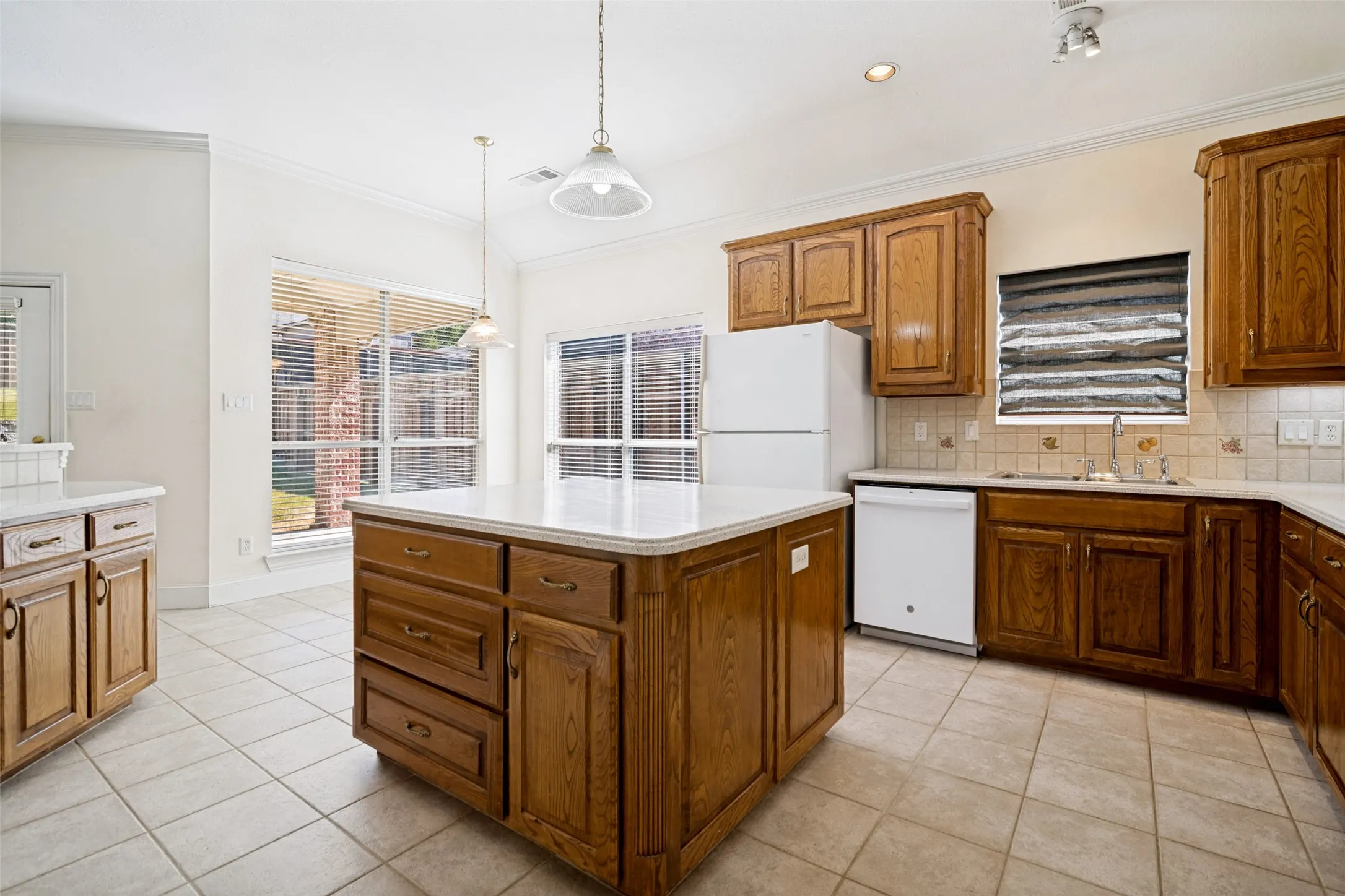 Single Family Residence For Sale in Dallas County , 2426 Club Creek Boulevard, Garland, Texas 75043, 3 Bedroom, 3 Bathroom, 2 Garage spaces, 2,391 Sqft, built in 2001, mls#21378108, Real Estate Agent in Garland, Homes For Sale in Dallas county, Homes For Sale in Garland, Realtor in Garland Texas, Real Estate Brokerage Independent Realty Texas, Luminita Cordes Realtor