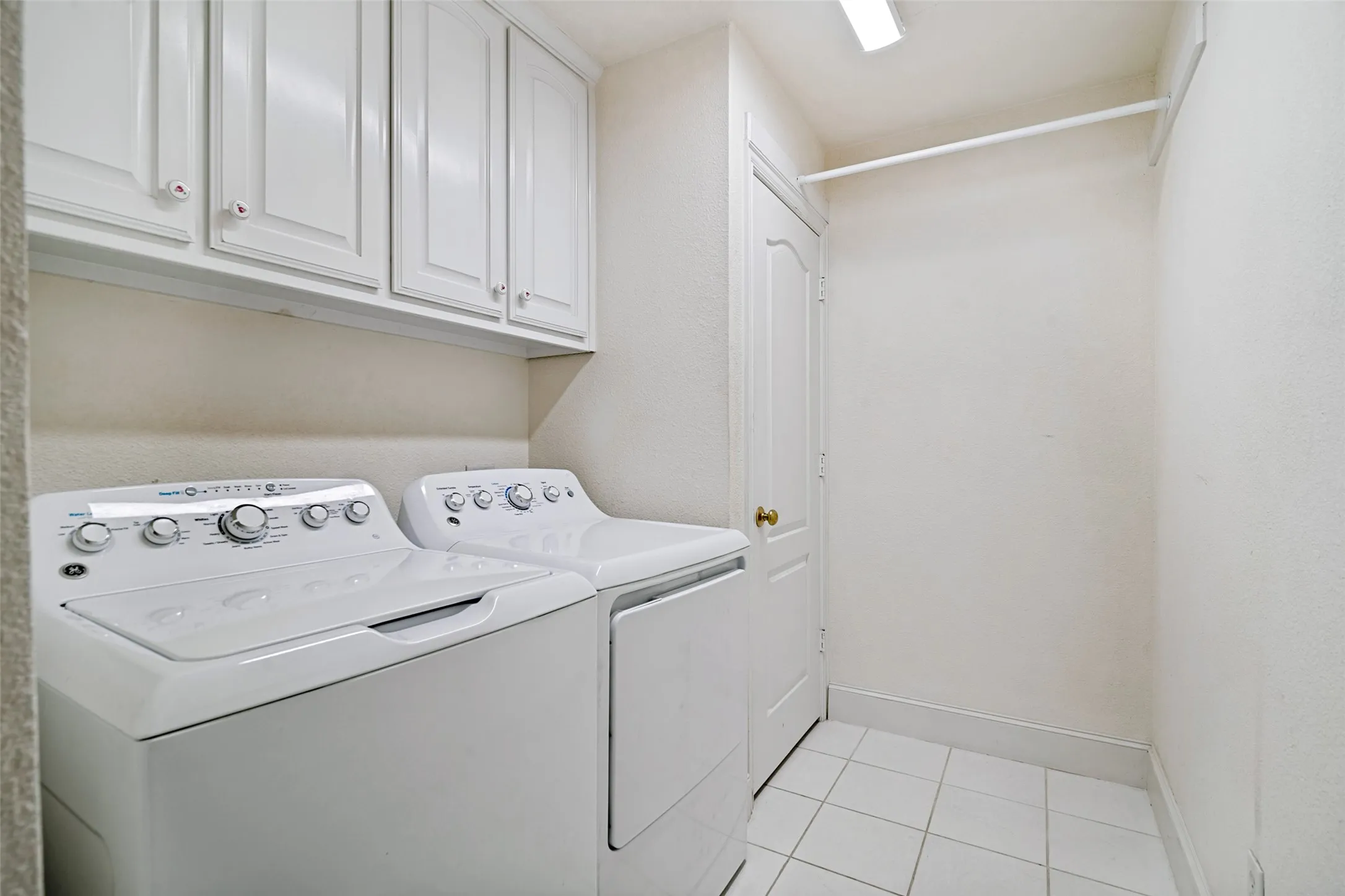 Single Family Residence For Sale in Dallas County , 2426 Club Creek Boulevard, Garland, Texas 75043, 3 Bedroom, 3 Bathroom, 2 Garage spaces, 2,391 Sqft, built in 2001, mls#21378108, Real Estate Agent in Garland, Homes For Sale in Dallas county, Homes For Sale in Garland, Realtor in Garland Texas, Real Estate Brokerage Independent Realty Texas, Luminita Cordes Realtor