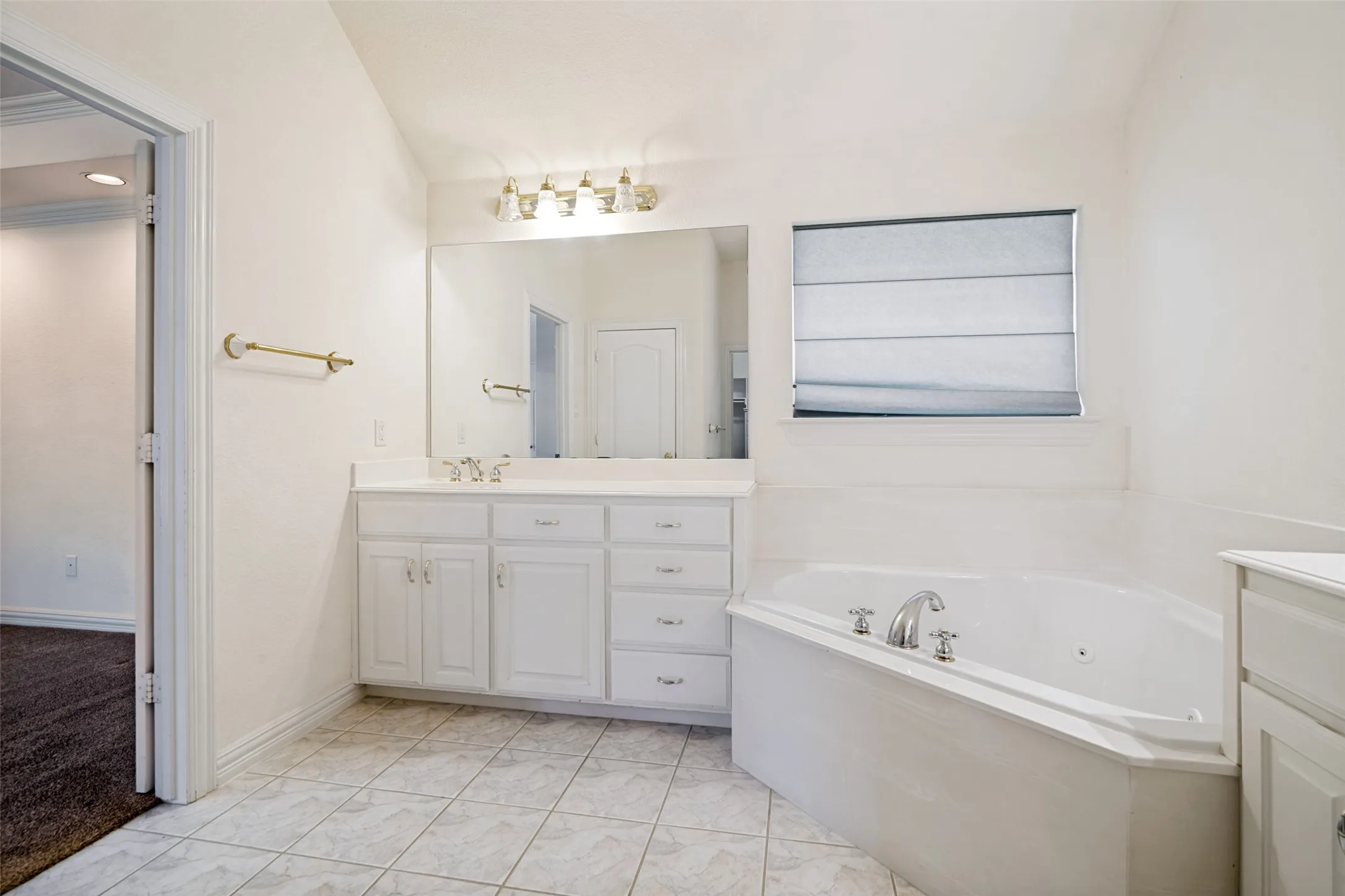 Single Family Residence For Sale in Dallas County , 2426 Club Creek Boulevard, Garland, Texas 75043, 3 Bedroom, 3 Bathroom, 2 Garage spaces, 2,391 Sqft, built in 2001, mls#21378108, Real Estate Agent in Garland, Homes For Sale in Dallas county, Homes For Sale in Garland, Realtor in Garland Texas, Real Estate Brokerage Independent Realty Texas, Luminita Cordes Realtor