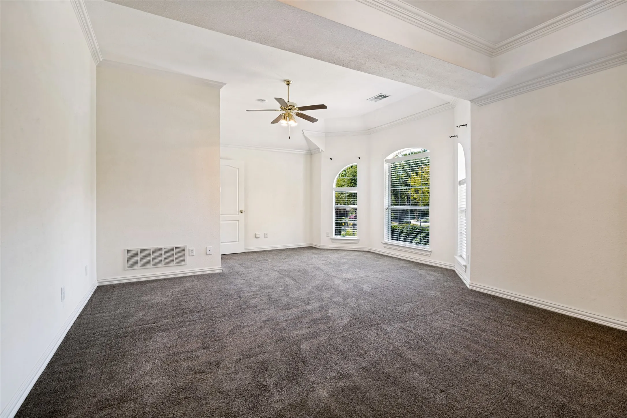 Single Family Residence For Sale in Dallas County , 2426 Club Creek Boulevard, Garland, Texas 75043, 3 Bedroom, 3 Bathroom, 2 Garage spaces, 2,391 Sqft, built in 2001, mls#21378108, Real Estate Agent in Garland, Homes For Sale in Dallas county, Homes For Sale in Garland, Realtor in Garland Texas, Real Estate Brokerage Independent Realty Texas, Luminita Cordes Realtor