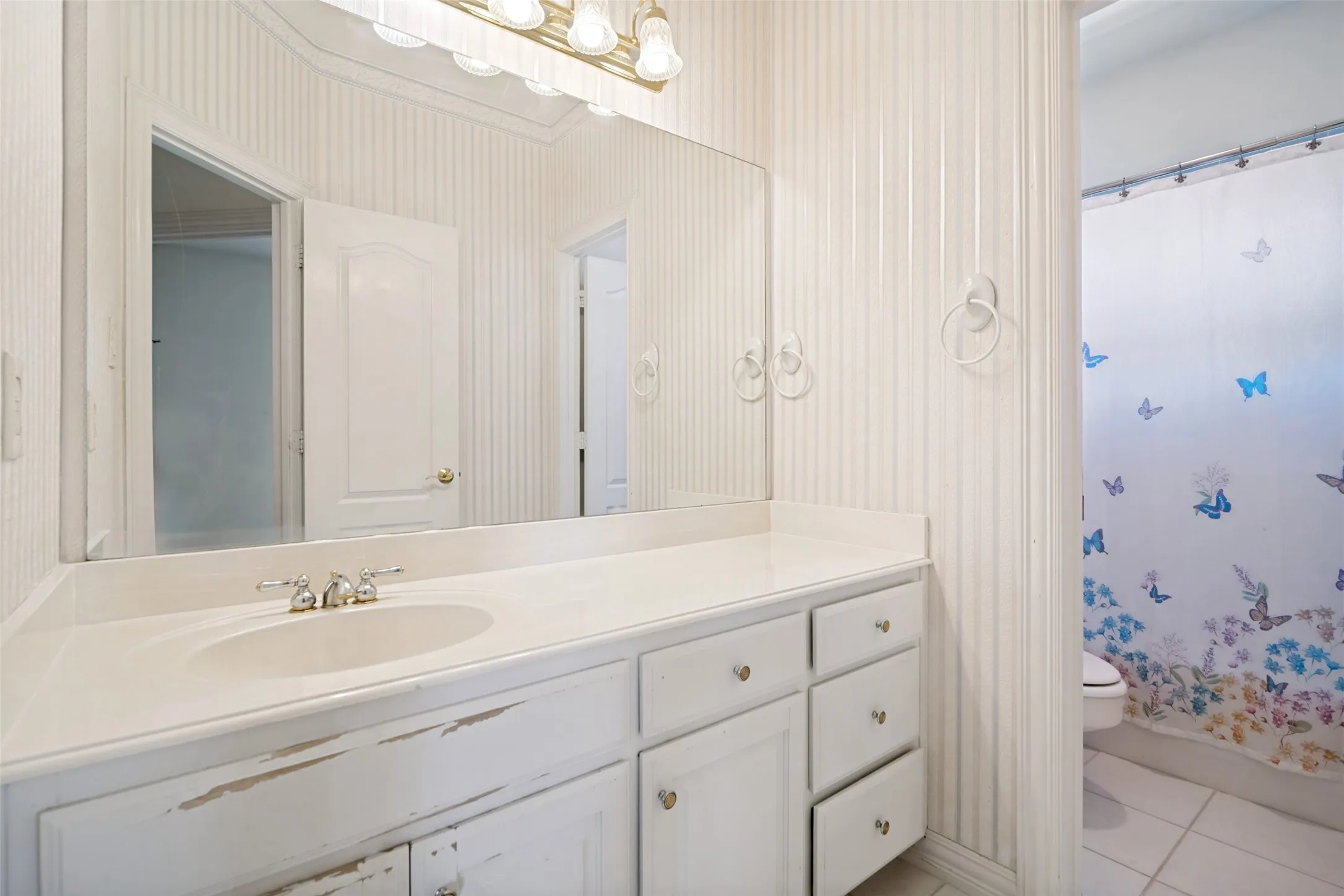 Single Family Residence For Sale in Dallas County , 2426 Club Creek Boulevard, Garland, Texas 75043, 3 Bedroom, 3 Bathroom, 2 Garage spaces, 2,391 Sqft, built in 2001, mls#21378108, Real Estate Agent in Garland, Homes For Sale in Dallas county, Homes For Sale in Garland, Realtor in Garland Texas, Real Estate Brokerage Independent Realty Texas, Luminita Cordes Realtor