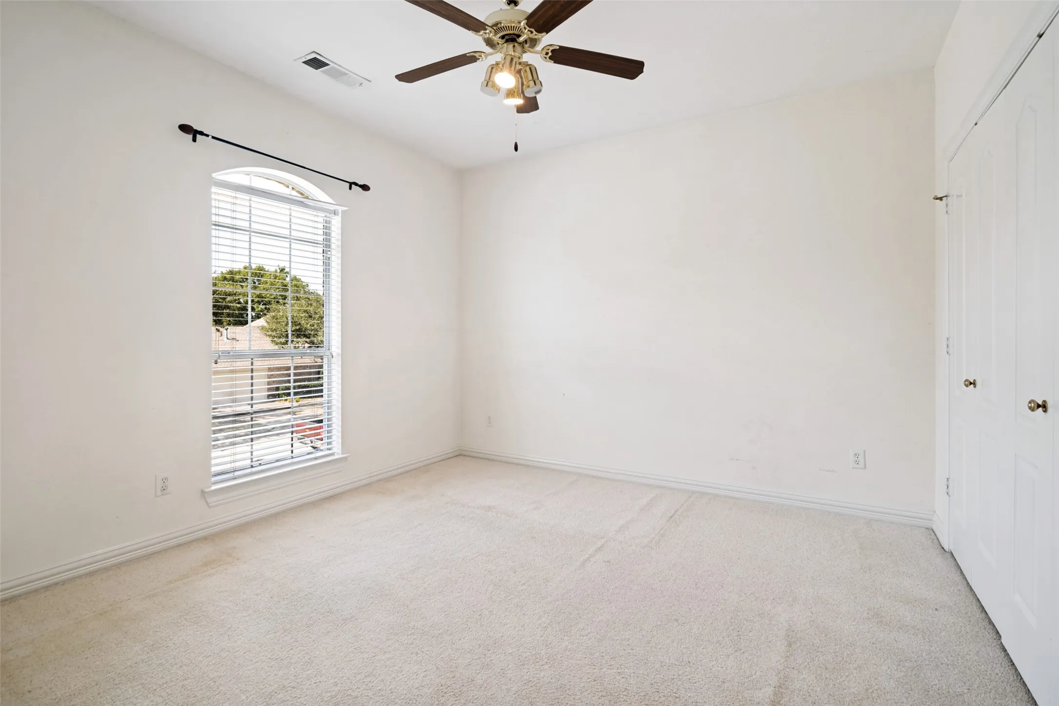 Single Family Residence For Sale in Dallas County , 2426 Club Creek Boulevard, Garland, Texas 75043, 3 Bedroom, 3 Bathroom, 2 Garage spaces, 2,391 Sqft, built in 2001, mls#21378108, Real Estate Agent in Garland, Homes For Sale in Dallas county, Homes For Sale in Garland, Realtor in Garland Texas, Real Estate Brokerage Independent Realty Texas, Luminita Cordes Realtor
