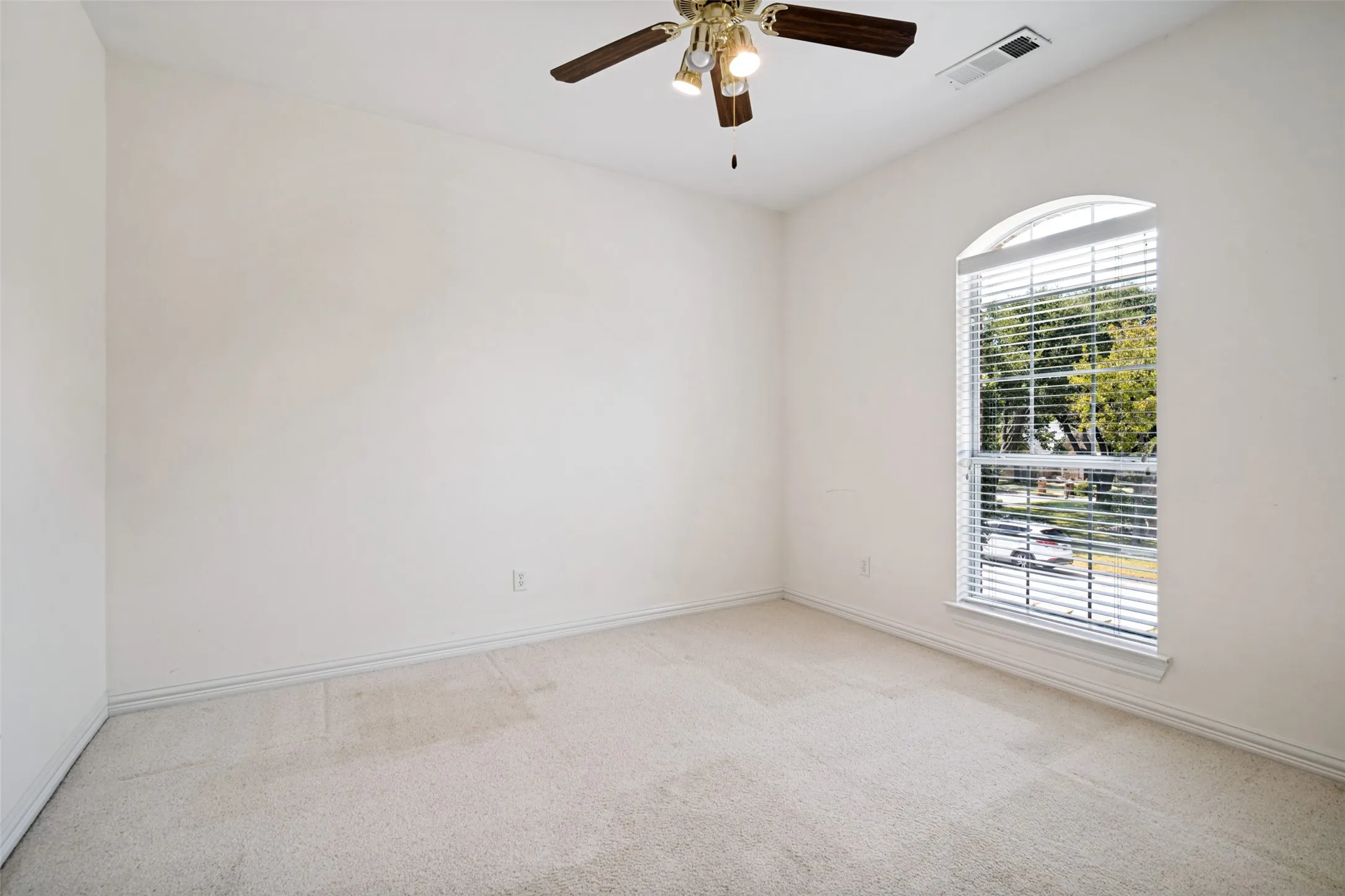 Single Family Residence For Sale in Dallas County , 2426 Club Creek Boulevard, Garland, Texas 75043, 3 Bedroom, 3 Bathroom, 2 Garage spaces, 2,391 Sqft, built in 2001, mls#21378108, Real Estate Agent in Garland, Homes For Sale in Dallas county, Homes For Sale in Garland, Realtor in Garland Texas, Real Estate Brokerage Independent Realty Texas, Luminita Cordes Realtor