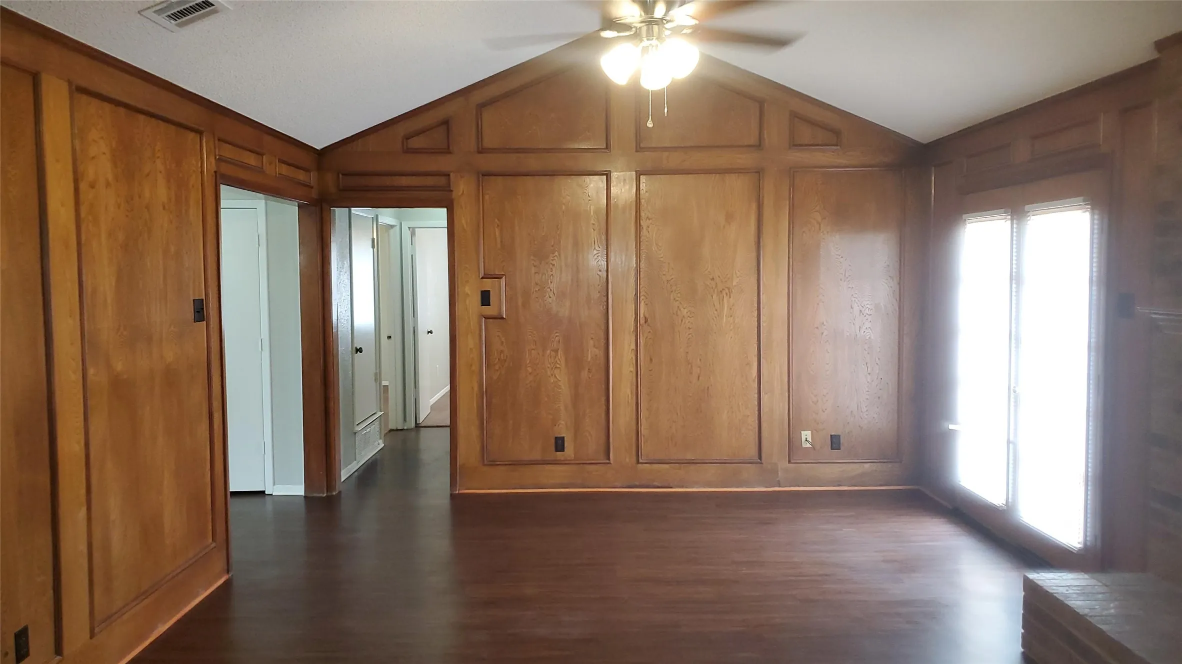 Single Family Residence For Rent in Dallas County , 317 Doral Place, Garland, Texas 75043, 3 Bedroom, 2 Bathroom, 2 Garage spaces, 1,985 Sqft, built in 1981, mls#21378711, Real Estate Agent in Garland, Homes For Rent in Dallas county, Homes For Rent in Garland, Realtor in Garland Texas, Real Estate Brokerage Independent Realty Texas, Luminita Cordes Realtor