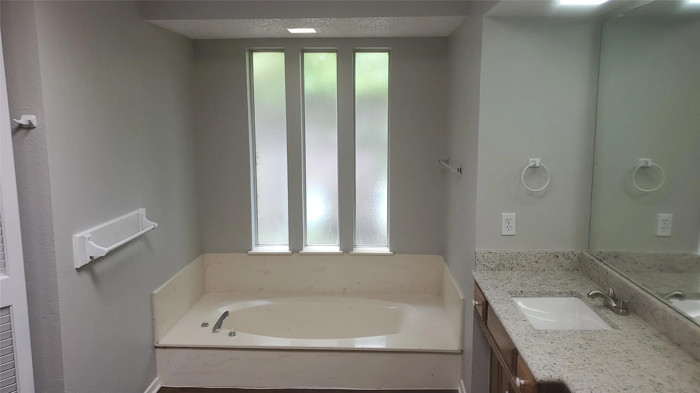 Single Family Residence For Rent in Dallas County , 317 Doral Place, Garland, Texas 75043, 3 Bedroom, 2 Bathroom, 2 Garage spaces, 1,985 Sqft, built in 1981, mls#21378711, Real Estate Agent in Garland, Homes For Rent in Dallas county, Homes For Rent in Garland, Realtor in Garland Texas, Real Estate Brokerage Independent Realty Texas, Luminita Cordes Realtor