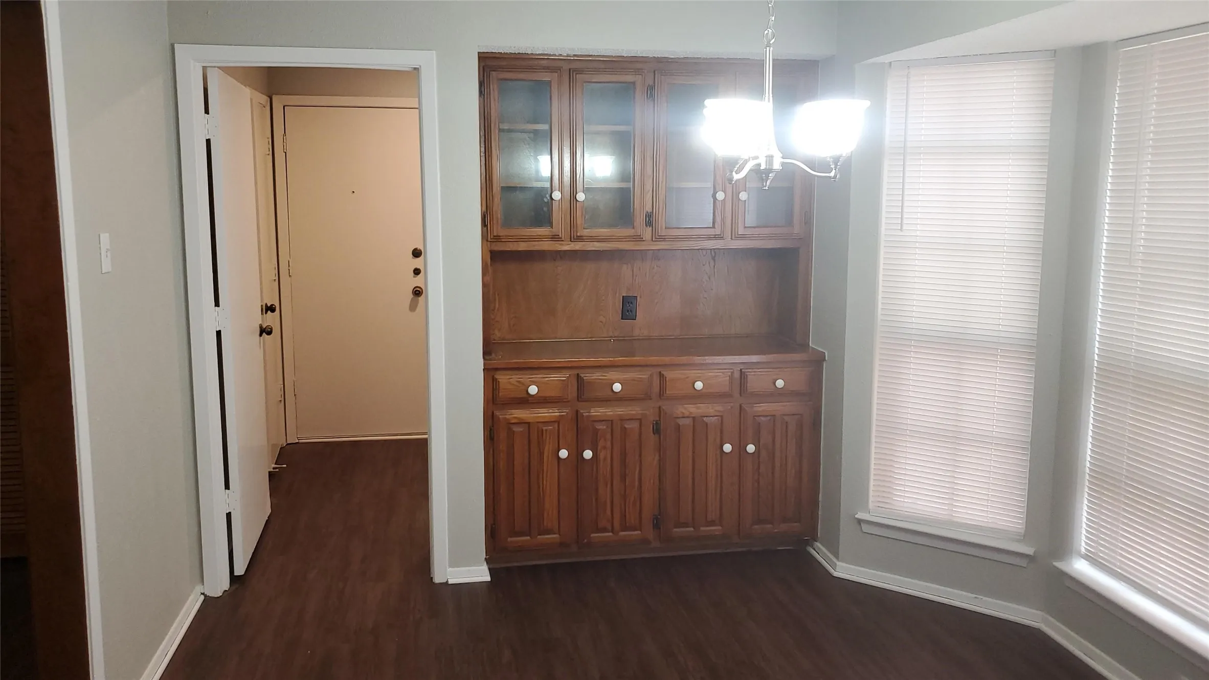 Single Family Residence For Rent in Dallas County , 317 Doral Place, Garland, Texas 75043, 3 Bedroom, 2 Bathroom, 2 Garage spaces, 1,985 Sqft, built in 1981, mls#21378711, Real Estate Agent in Garland, Homes For Rent in Dallas county, Homes For Rent in Garland, Realtor in Garland Texas, Real Estate Brokerage Independent Realty Texas, Luminita Cordes Realtor