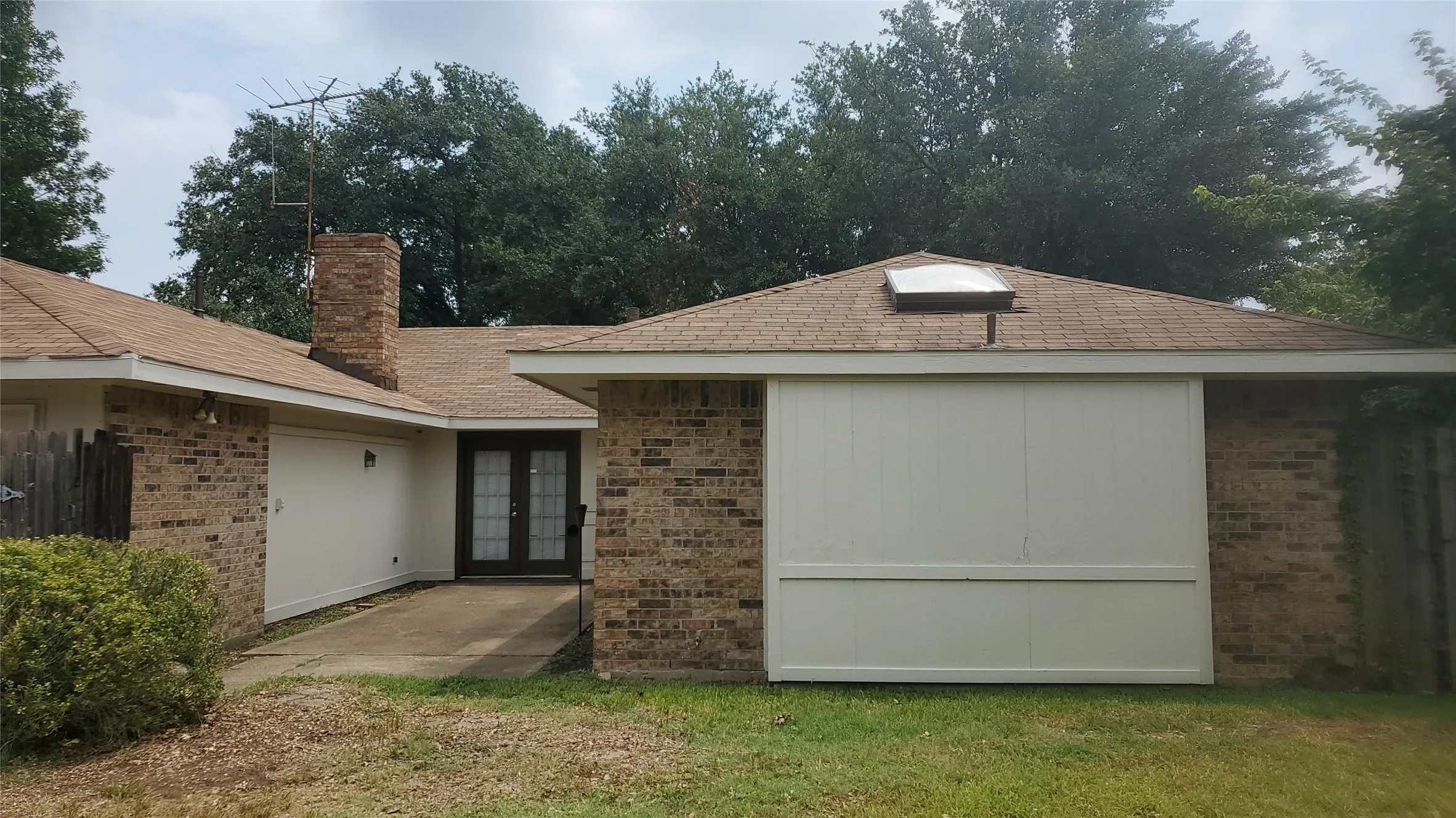 Single Family Residence For Rent in Dallas County , 317 Doral Place, Garland, Texas 75043, 3 Bedroom, 2 Bathroom, 2 Garage spaces, 1,985 Sqft, built in 1981, mls#21378711, Real Estate Agent in Garland, Homes For Rent in Dallas county, Homes For Rent in Garland, Realtor in Garland Texas, Real Estate Brokerage Independent Realty Texas, Luminita Cordes Realtor