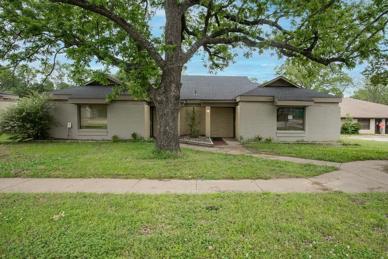 Business For Sale in Van Zandt County , 707 N Waldrip Street, Grand Saline, Texas 75140, 0, 0, Garage spaces, 24,094 Sqft, built in 1971, mls#21378657, Real Estate Agent in Grand Saline, Homes For Sale in Van Zandt county, Homes For Sale in Grand Saline, Realtor in Grand Saline Texas, Real Estate Brokerage Independent Realty Texas, Luminita Cordes Realtor