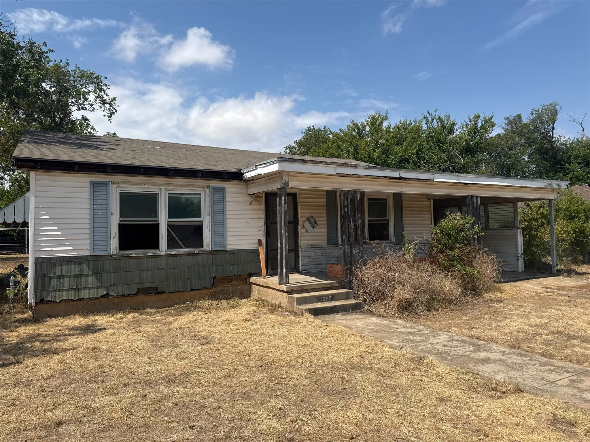 Single Family Residence For Sale in Mc Lennan County , 1305 W 11th Street, Mc Gregor, Texas 76657, 2 Bedroom, 1 Bathroom, Garage spaces, 1,207 Sqft, built in 1955, mls#21378696, Real Estate Agent in Mc Gregor, Homes For Sale in Mc Lennan county, Homes For Sale in Mc Gregor, Realtor in Mc Gregor Texas, Real Estate Brokerage Independent Realty Texas, Luminita Cordes Realtor
