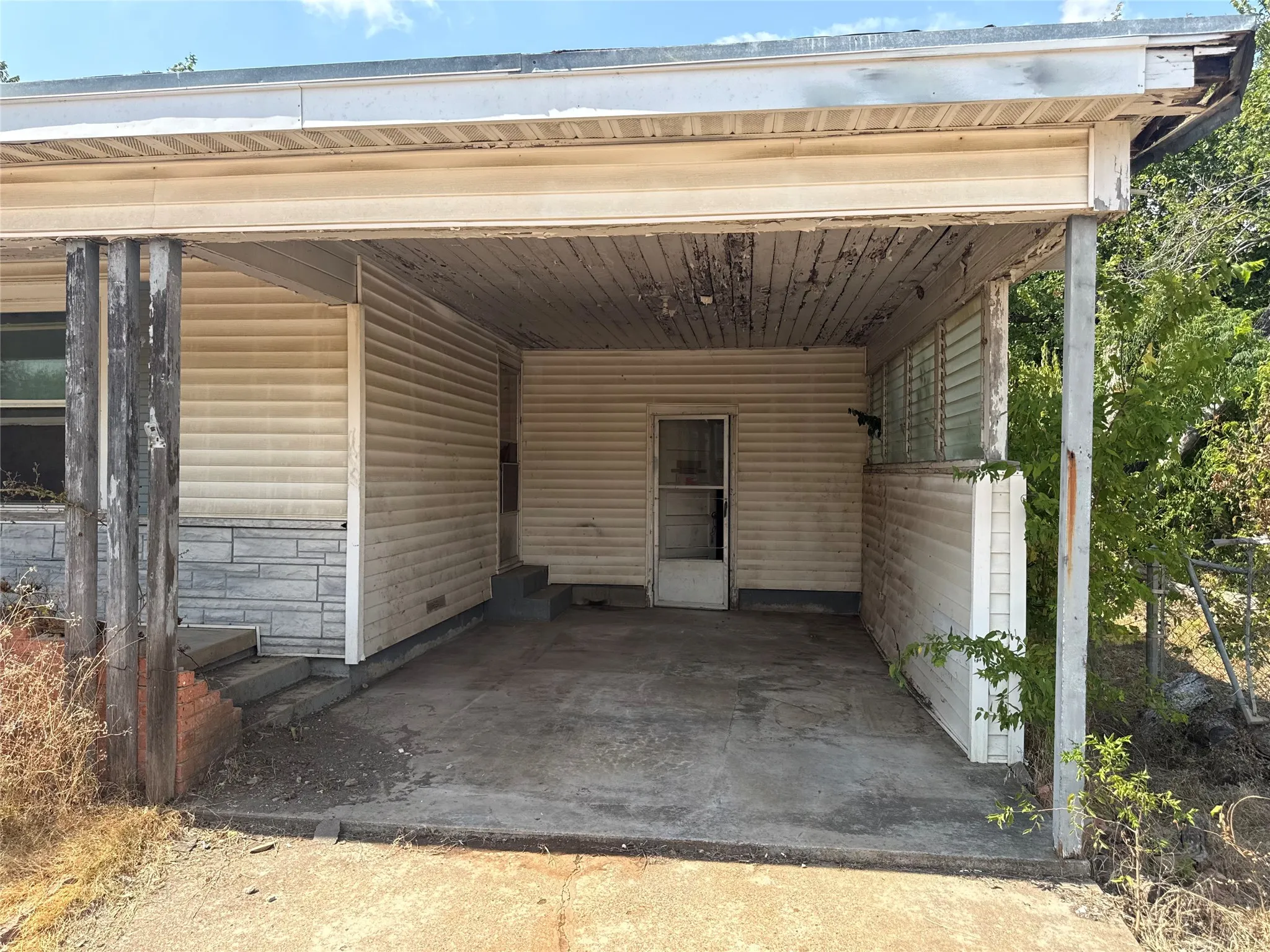 Single Family Residence For Sale in Mc Lennan County , 1305 W 11th Street, Mc Gregor, Texas 76657, 2 Bedroom, 1 Bathroom, Garage spaces, 1,207 Sqft, built in 1955, mls#21378696, Real Estate Agent in Mc Gregor, Homes For Sale in Mc Lennan county, Homes For Sale in Mc Gregor, Realtor in Mc Gregor Texas, Real Estate Brokerage Independent Realty Texas, Luminita Cordes Realtor