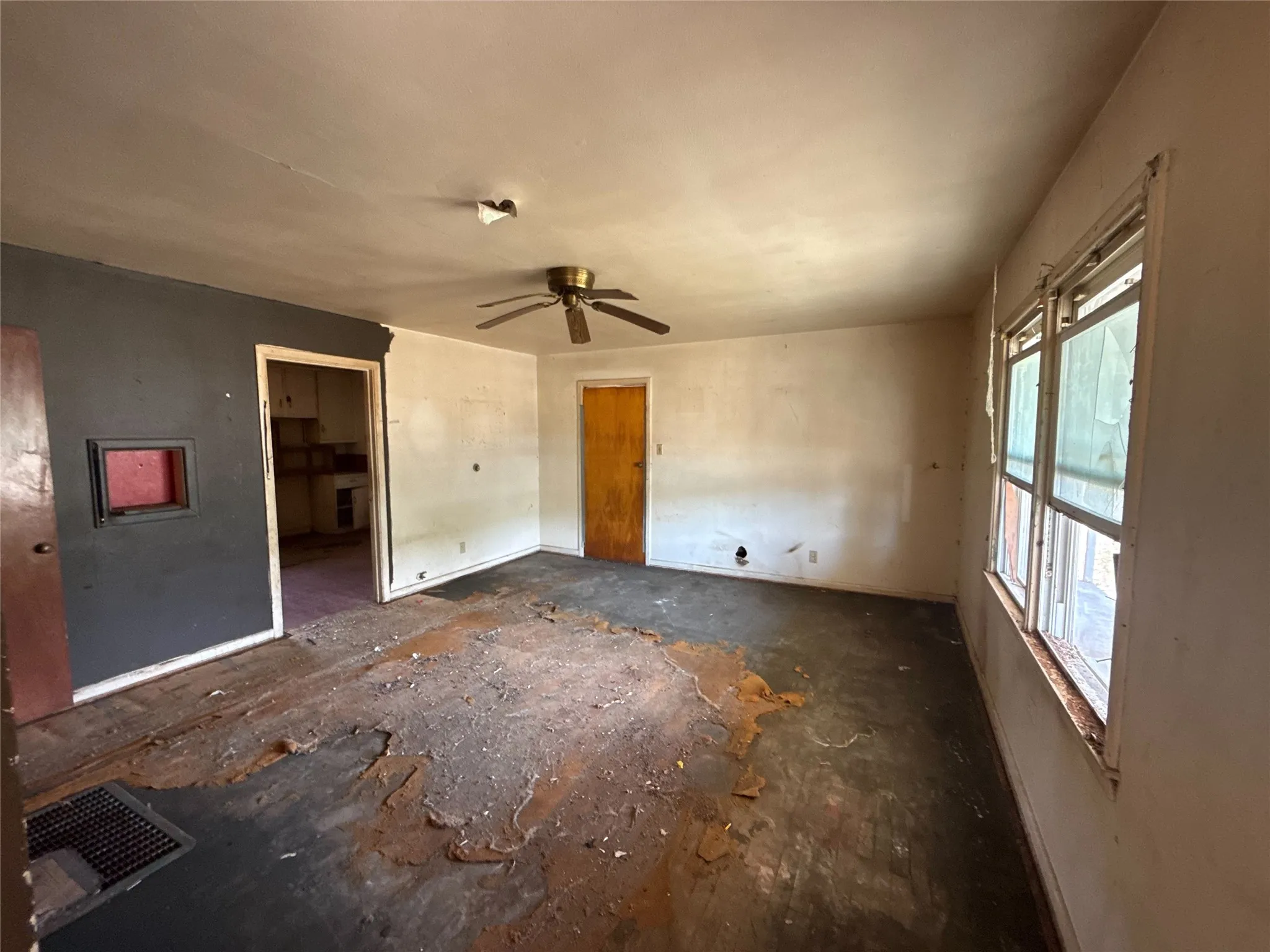 Single Family Residence For Sale in Mc Lennan County , 1305 W 11th Street, Mc Gregor, Texas 76657, 2 Bedroom, 1 Bathroom, Garage spaces, 1,207 Sqft, built in 1955, mls#21378696, Real Estate Agent in Mc Gregor, Homes For Sale in Mc Lennan county, Homes For Sale in Mc Gregor, Realtor in Mc Gregor Texas, Real Estate Brokerage Independent Realty Texas, Luminita Cordes Realtor