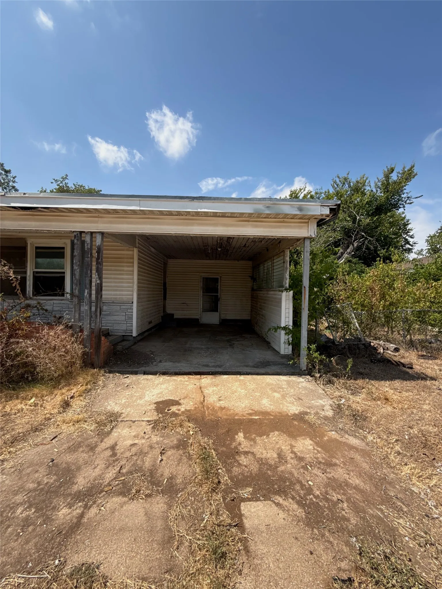 Single Family Residence For Sale in Mc Lennan County , 1305 W 11th Street, Mc Gregor, Texas 76657, 2 Bedroom, 1 Bathroom, Garage spaces, 1,207 Sqft, built in 1955, mls#21378696, Real Estate Agent in Mc Gregor, Homes For Sale in Mc Lennan county, Homes For Sale in Mc Gregor, Realtor in Mc Gregor Texas, Real Estate Brokerage Independent Realty Texas, Luminita Cordes Realtor
