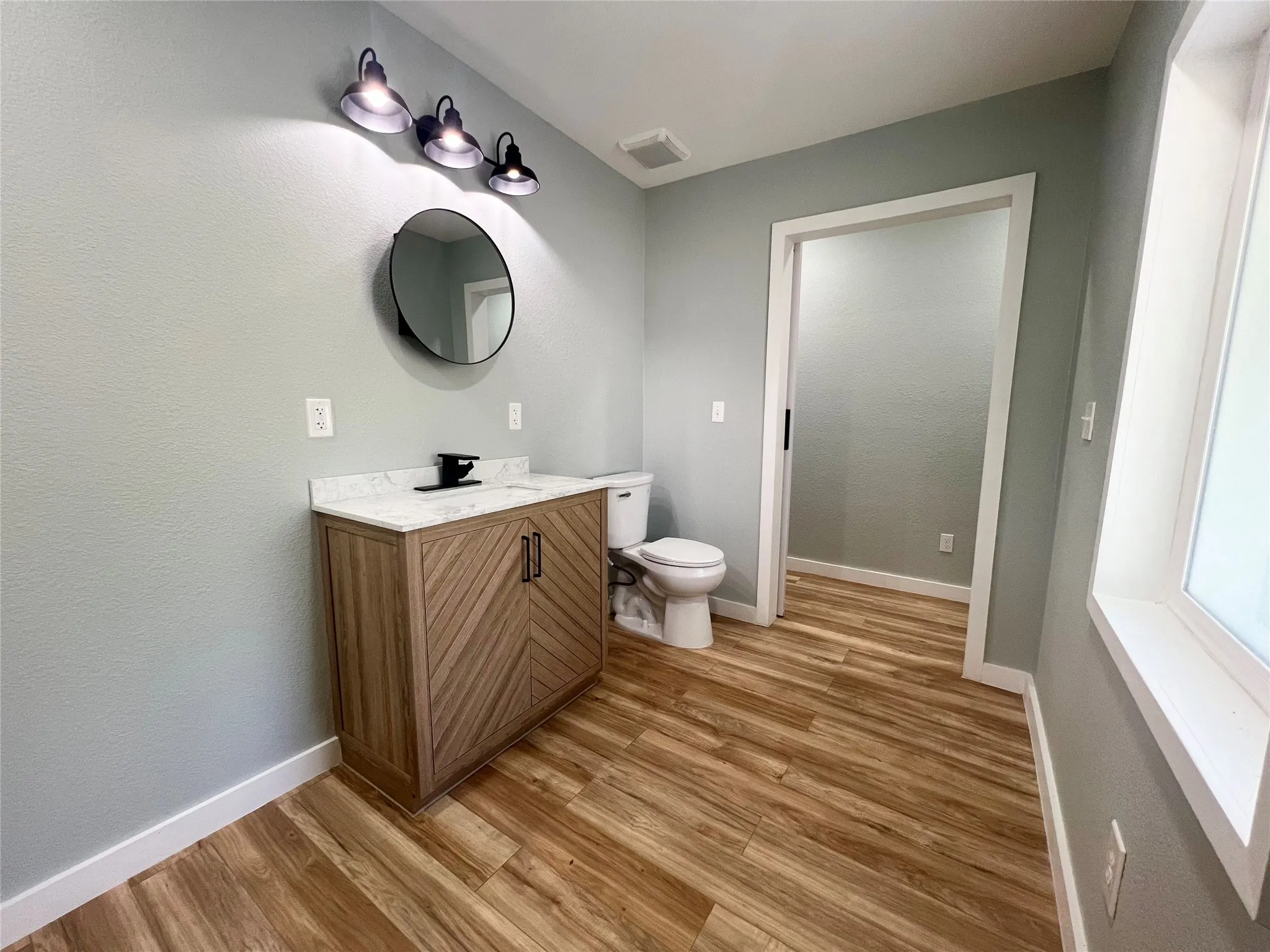 Guest/2nd bathroom