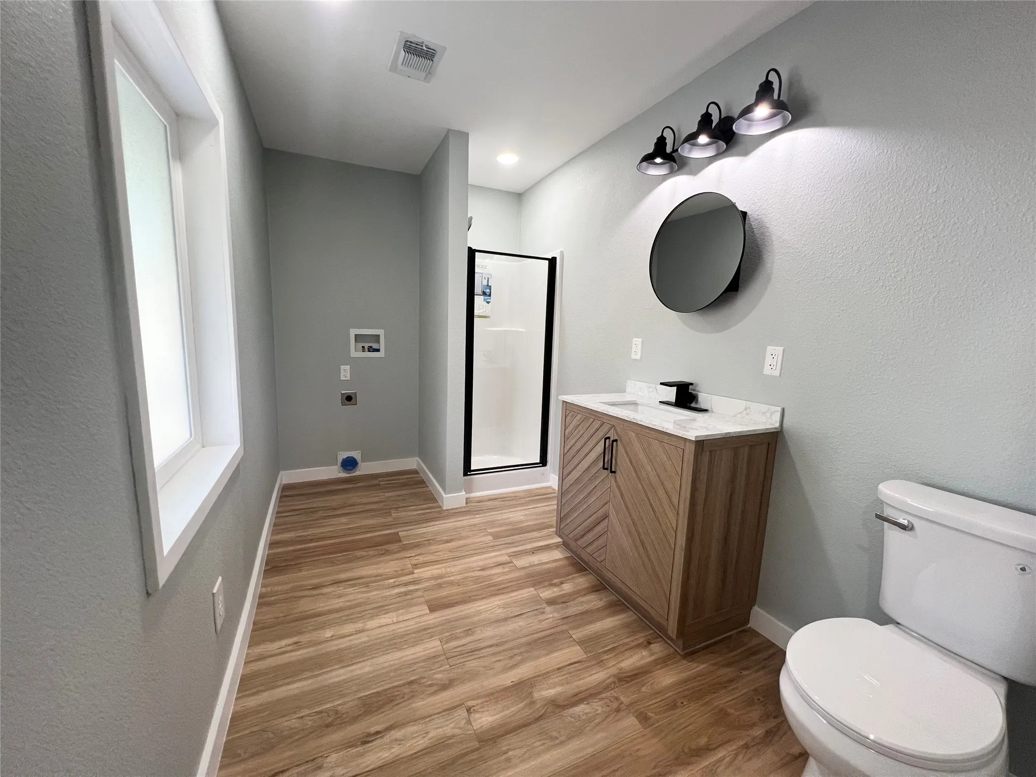 Guest/2ndbathroom and stackable washer/dryer connection