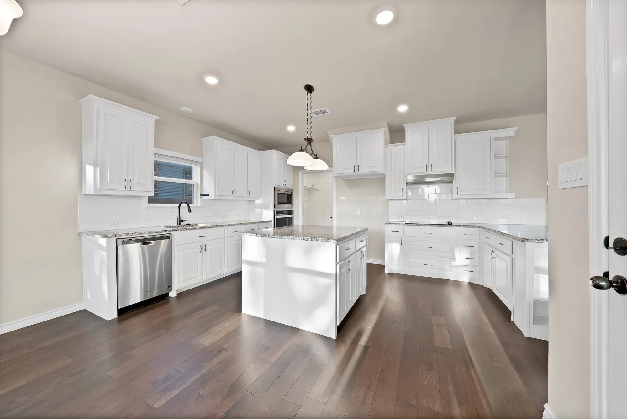 Single Family Residence For Sale in Johnson County , 125 Colonial Drive, Joshua, Texas 76058, 4 Bedroom, 3 Bathroom, 2 Garage spaces, 2,396 Sqft, built in 2021, mls#21374804, Real Estate Agent in Joshua, Homes For Sale in Johnson county, Homes For Sale in Joshua, Realtor in Joshua Texas, Real Estate Brokerage Independent Realty Texas, Luminita Cordes Realtor
