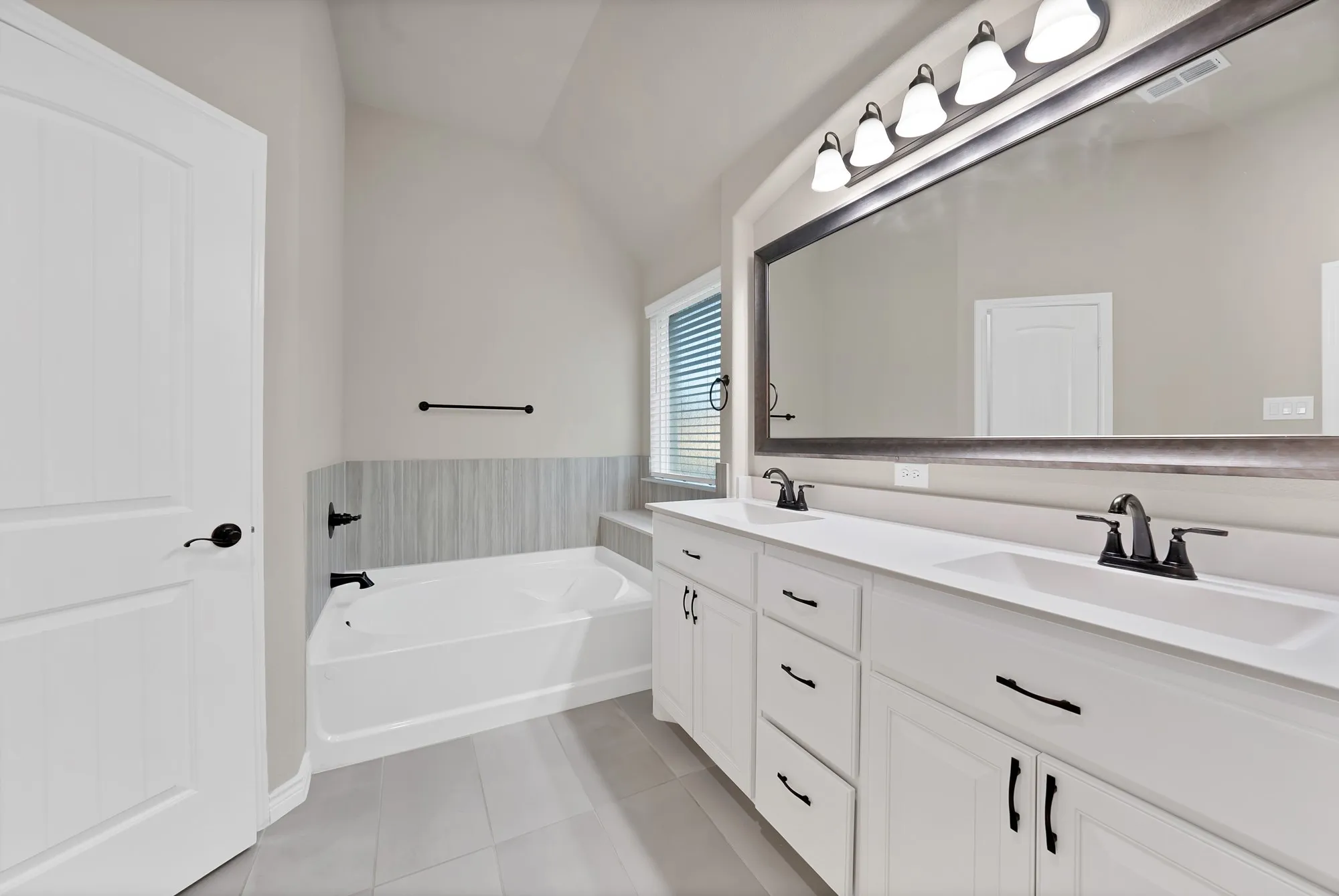 Single Family Residence For Sale in Johnson County , 125 Colonial Drive, Joshua, Texas 76058, 4 Bedroom, 3 Bathroom, 2 Garage spaces, 2,396 Sqft, built in 2021, mls#21374804, Real Estate Agent in Joshua, Homes For Sale in Johnson county, Homes For Sale in Joshua, Realtor in Joshua Texas, Real Estate Brokerage Independent Realty Texas, Luminita Cordes Realtor