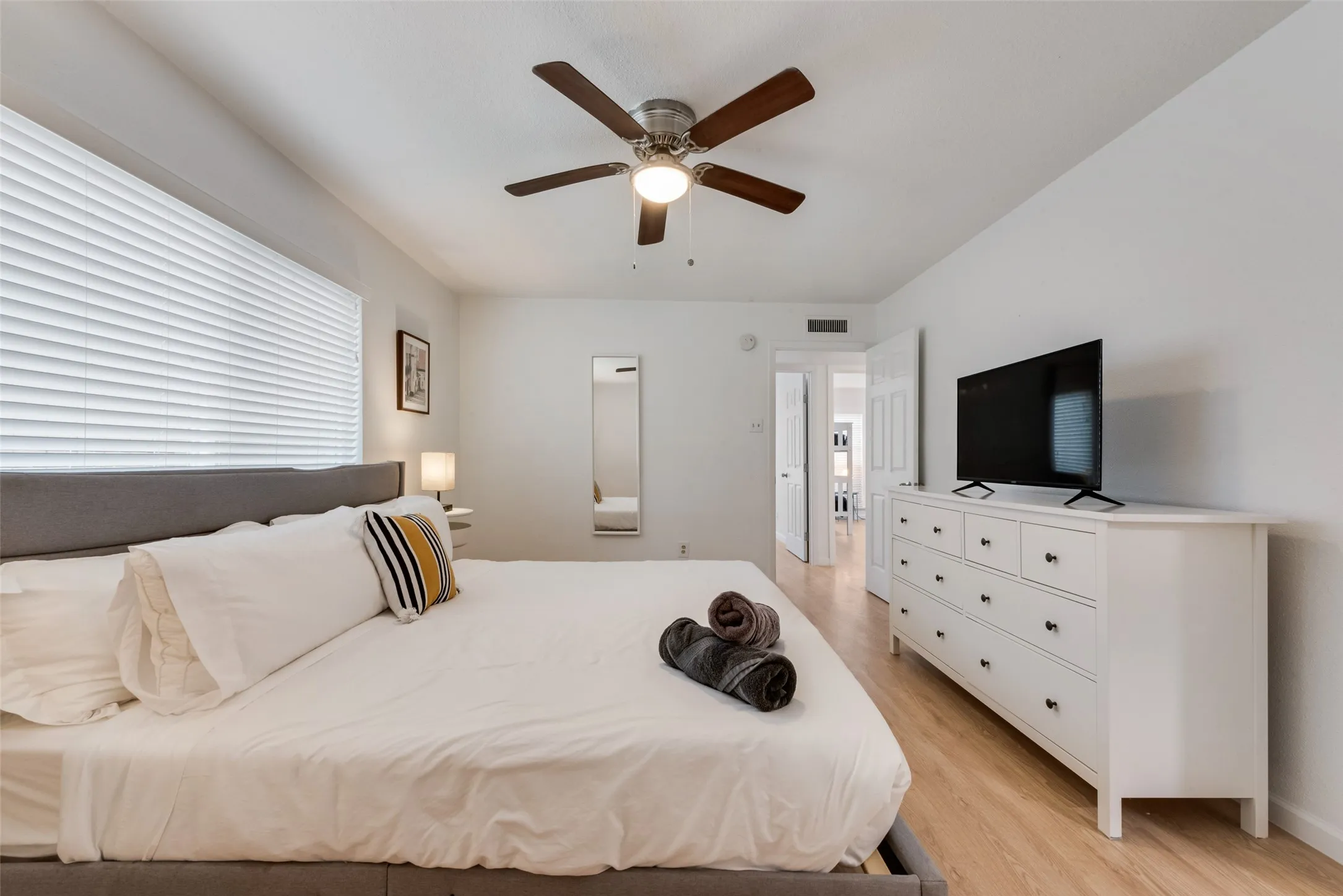 Single Family Residence For Sale in Rockwall County , 9230 Millwood Drive, Rowlett, Texas 75088, 5 Bedroom, 2 Bathroom, 1 Garage spaces, 1,968 Sqft, built in 1983, mls#21375335, Real Estate Agent in Rowlett, Homes For Sale in Rockwall county, Homes For Sale in Rowlett, Realtor in Rowlett Texas, Real Estate Brokerage Independent Realty Texas, Luminita Cordes Realtor