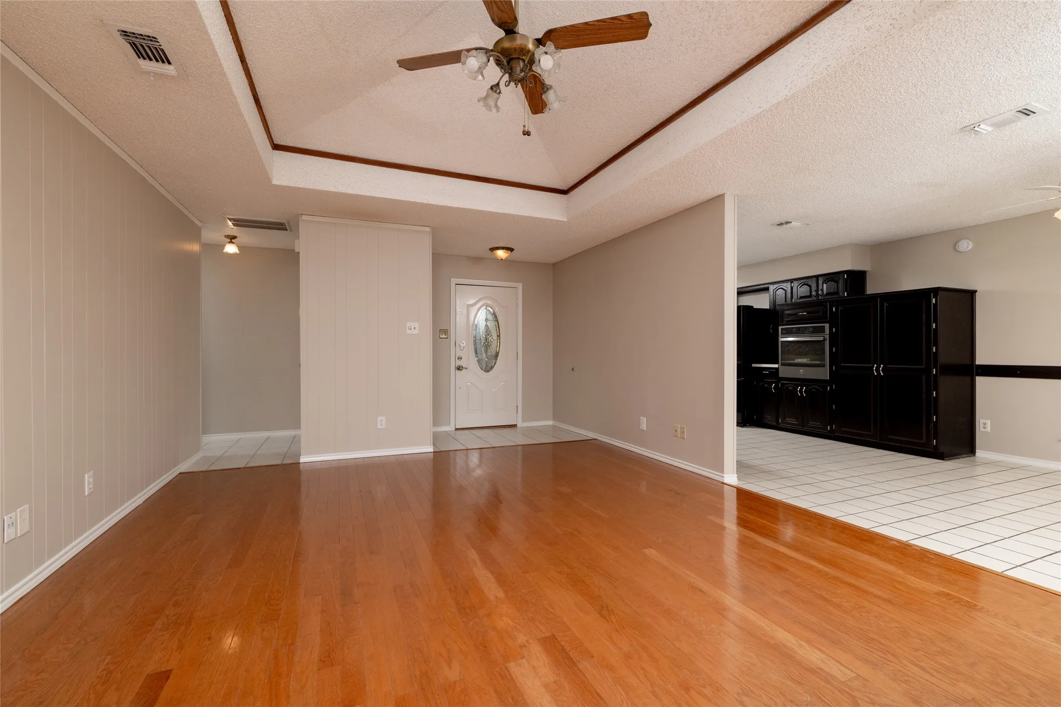 Single Family Residence For Rent in Tarrant County , 7813 Redwood Court, North Richland Hills, Texas 76182, 3 Bedroom, 2 Bathroom, 2 Garage spaces, 1,667 Sqft, built in 1984, mls#21378731, Real Estate Agent in North Richland Hills, Homes For Rent in Tarrant county, Homes For Rent in North Richland Hills, Realtor in North Richland Hills Texas, Real Estate Brokerage Independent Realty Texas, Luminita Cordes Realtor