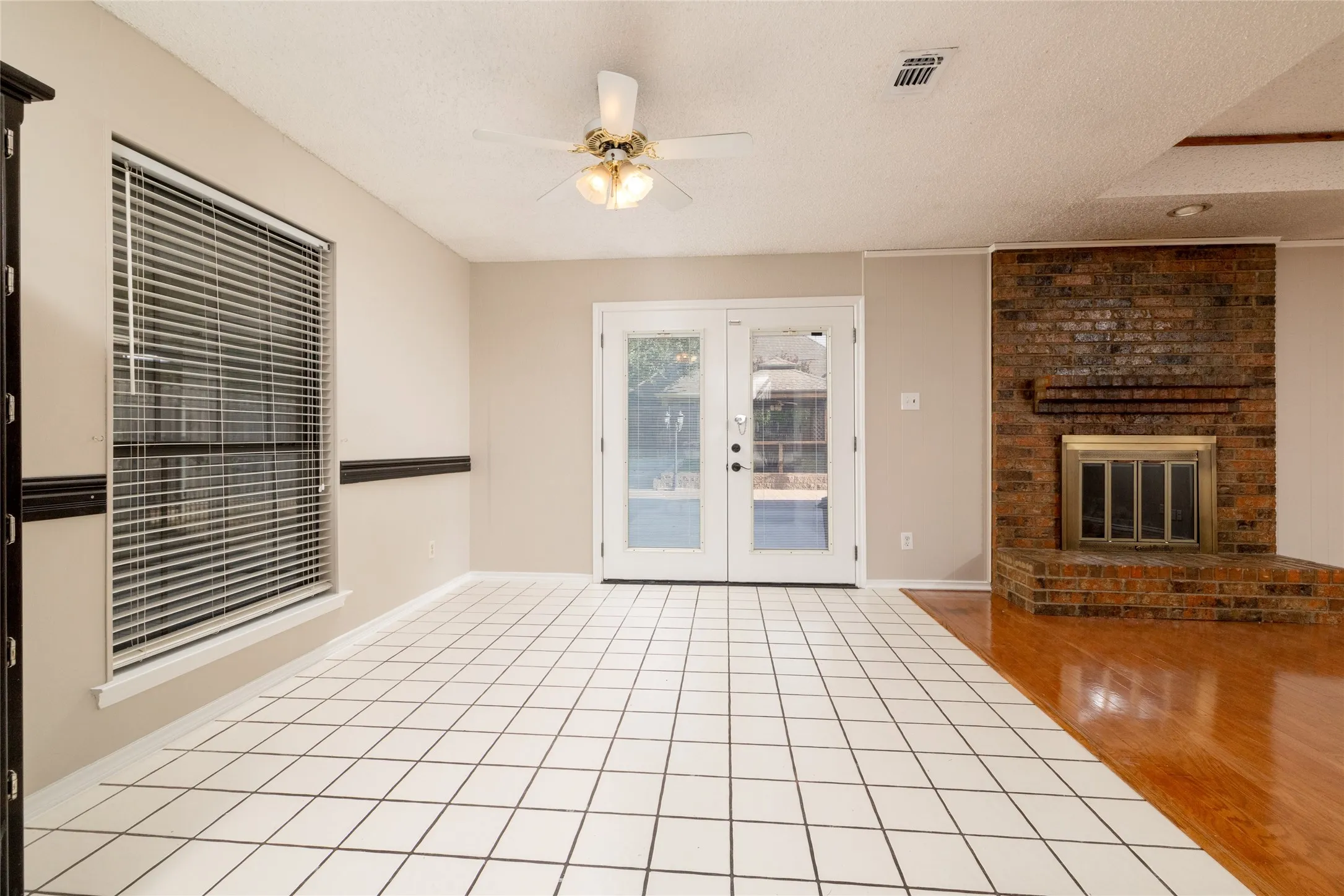 Single Family Residence For Rent in Tarrant County , 7813 Redwood Court, North Richland Hills, Texas 76182, 3 Bedroom, 2 Bathroom, 2 Garage spaces, 1,667 Sqft, built in 1984, mls#21378731, Real Estate Agent in North Richland Hills, Homes For Rent in Tarrant county, Homes For Rent in North Richland Hills, Realtor in North Richland Hills Texas, Real Estate Brokerage Independent Realty Texas, Luminita Cordes Realtor