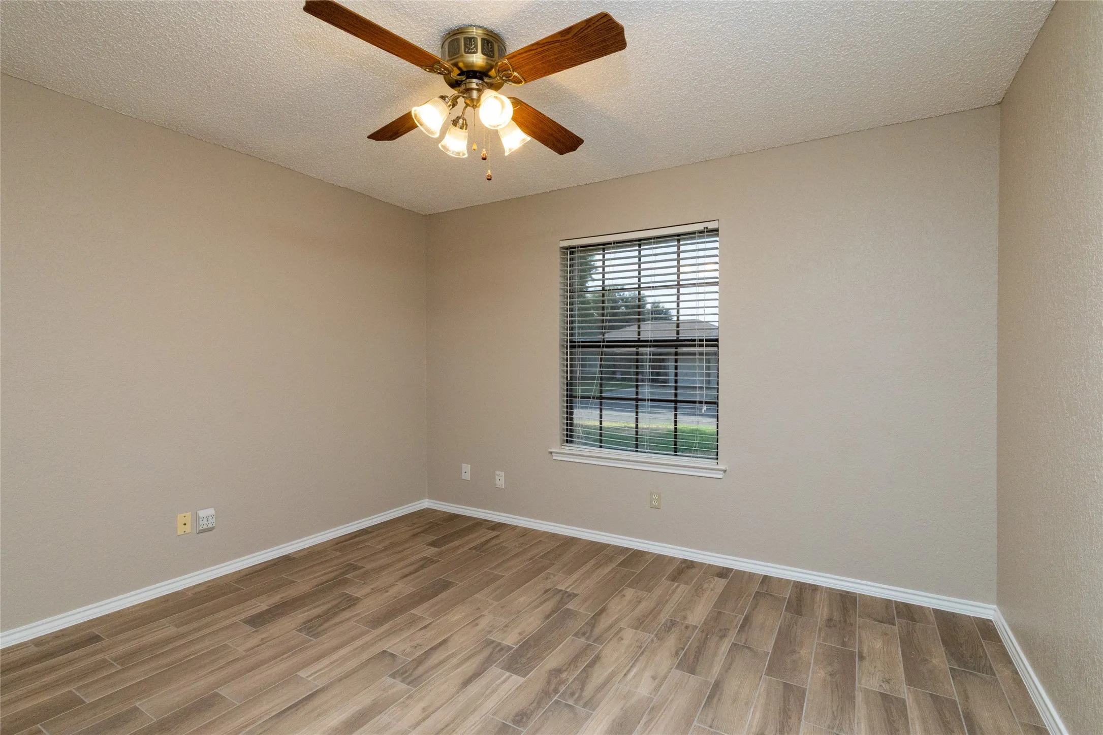 Single Family Residence For Rent in Tarrant County , 7813 Redwood Court, North Richland Hills, Texas 76182, 3 Bedroom, 2 Bathroom, 2 Garage spaces, 1,667 Sqft, built in 1984, mls#21378731, Real Estate Agent in North Richland Hills, Homes For Rent in Tarrant county, Homes For Rent in North Richland Hills, Realtor in North Richland Hills Texas, Real Estate Brokerage Independent Realty Texas, Luminita Cordes Realtor