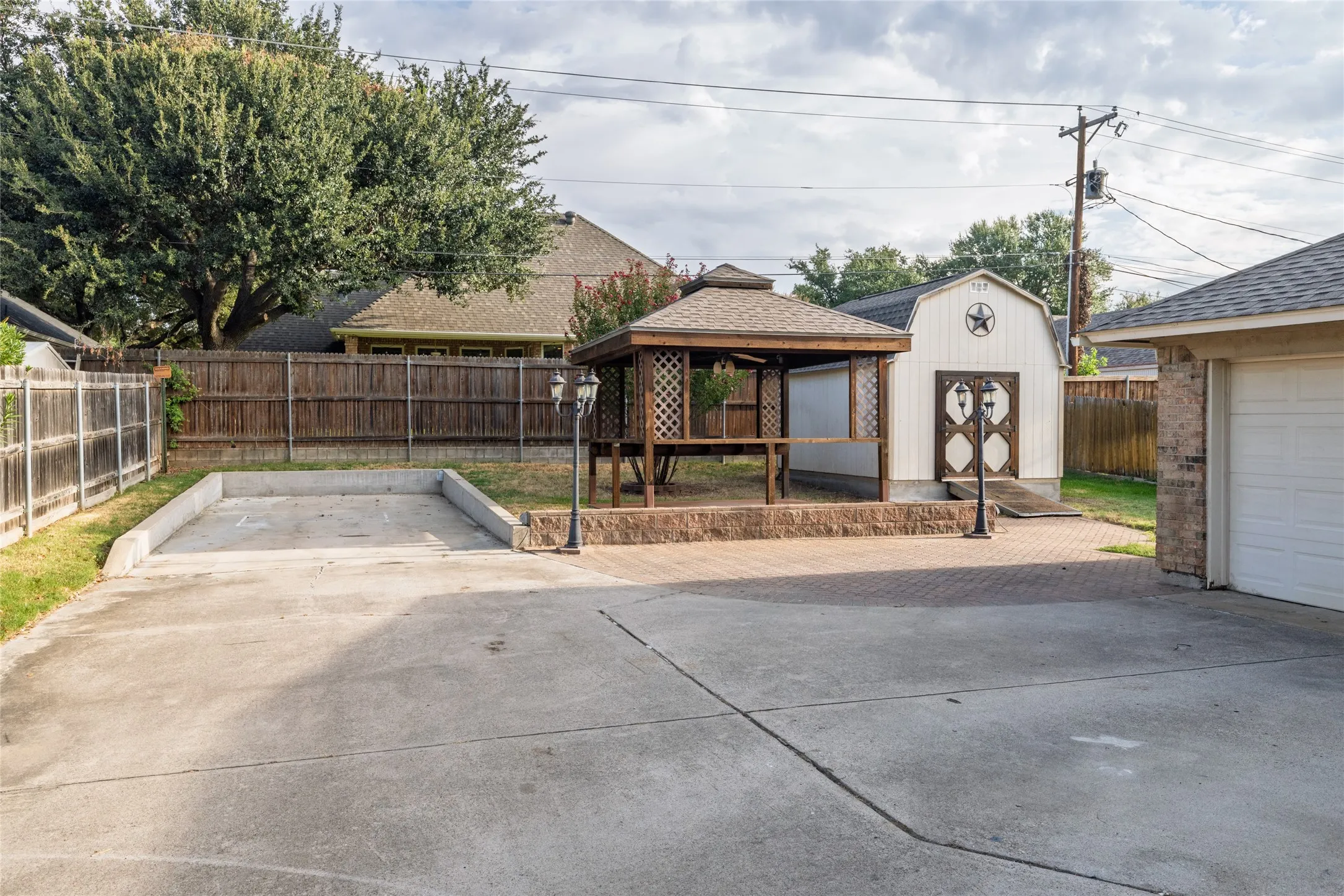 Single Family Residence For Rent in Tarrant County , 7813 Redwood Court, North Richland Hills, Texas 76182, 3 Bedroom, 2 Bathroom, 2 Garage spaces, 1,667 Sqft, built in 1984, mls#21378731, Real Estate Agent in North Richland Hills, Homes For Rent in Tarrant county, Homes For Rent in North Richland Hills, Realtor in North Richland Hills Texas, Real Estate Brokerage Independent Realty Texas, Luminita Cordes Realtor
