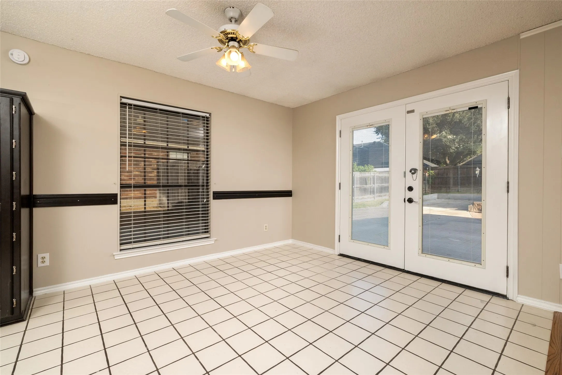 Single Family Residence For Rent in Tarrant County , 7813 Redwood Court, North Richland Hills, Texas 76182, 3 Bedroom, 2 Bathroom, 2 Garage spaces, 1,667 Sqft, built in 1984, mls#21378731, Real Estate Agent in North Richland Hills, Homes For Rent in Tarrant county, Homes For Rent in North Richland Hills, Realtor in North Richland Hills Texas, Real Estate Brokerage Independent Realty Texas, Luminita Cordes Realtor