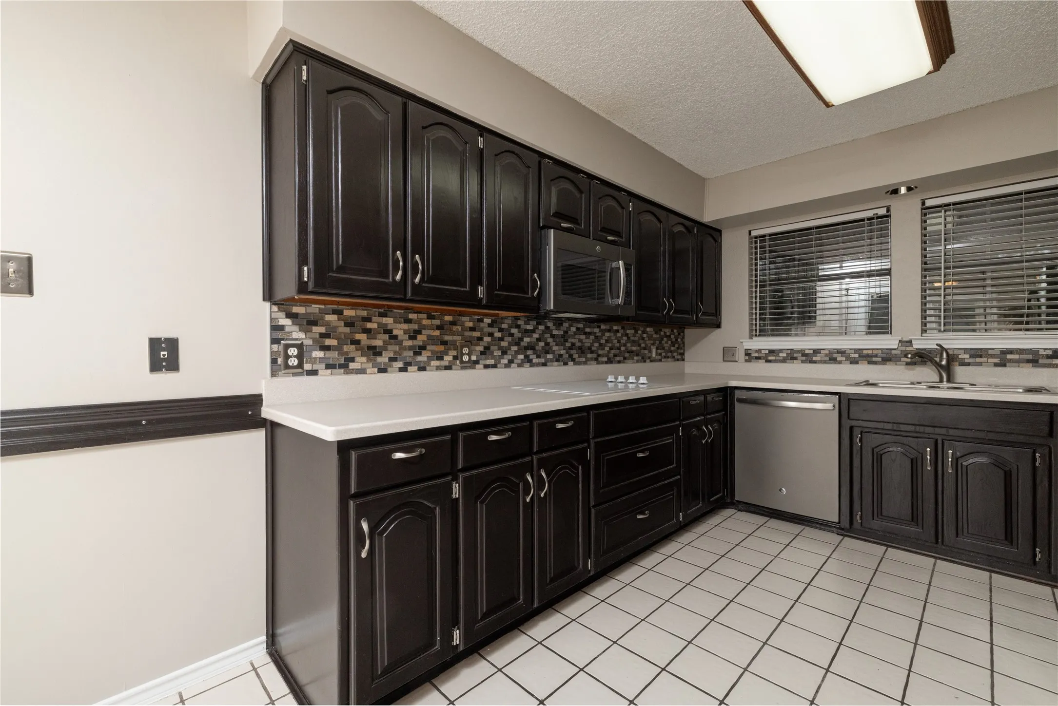 Single Family Residence For Rent in Tarrant County , 7813 Redwood Court, North Richland Hills, Texas 76182, 3 Bedroom, 2 Bathroom, 2 Garage spaces, 1,667 Sqft, built in 1984, mls#21378731, Real Estate Agent in North Richland Hills, Homes For Rent in Tarrant county, Homes For Rent in North Richland Hills, Realtor in North Richland Hills Texas, Real Estate Brokerage Independent Realty Texas, Luminita Cordes Realtor
