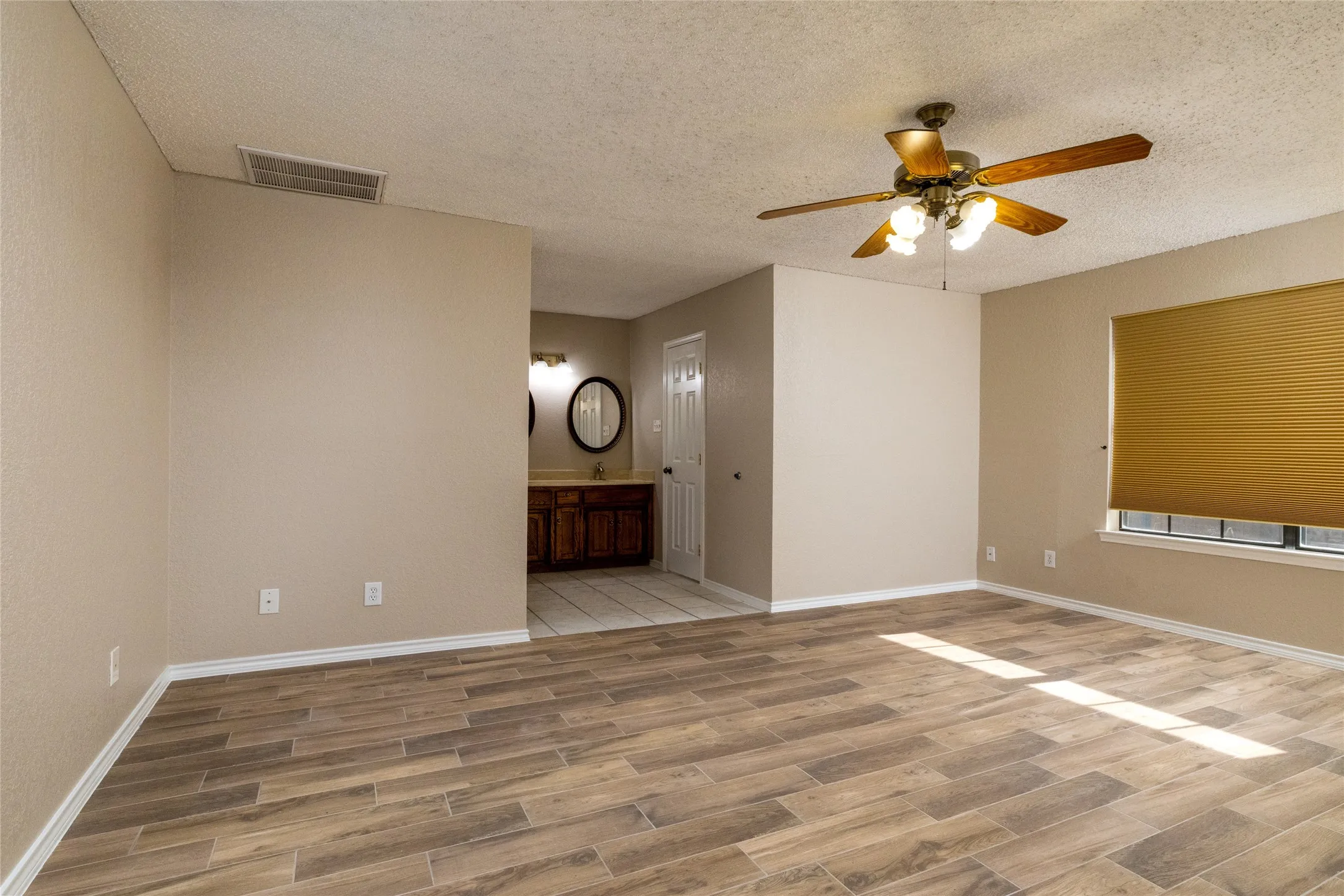 Single Family Residence For Rent in Tarrant County , 7813 Redwood Court, North Richland Hills, Texas 76182, 3 Bedroom, 2 Bathroom, 2 Garage spaces, 1,667 Sqft, built in 1984, mls#21378731, Real Estate Agent in North Richland Hills, Homes For Rent in Tarrant county, Homes For Rent in North Richland Hills, Realtor in North Richland Hills Texas, Real Estate Brokerage Independent Realty Texas, Luminita Cordes Realtor