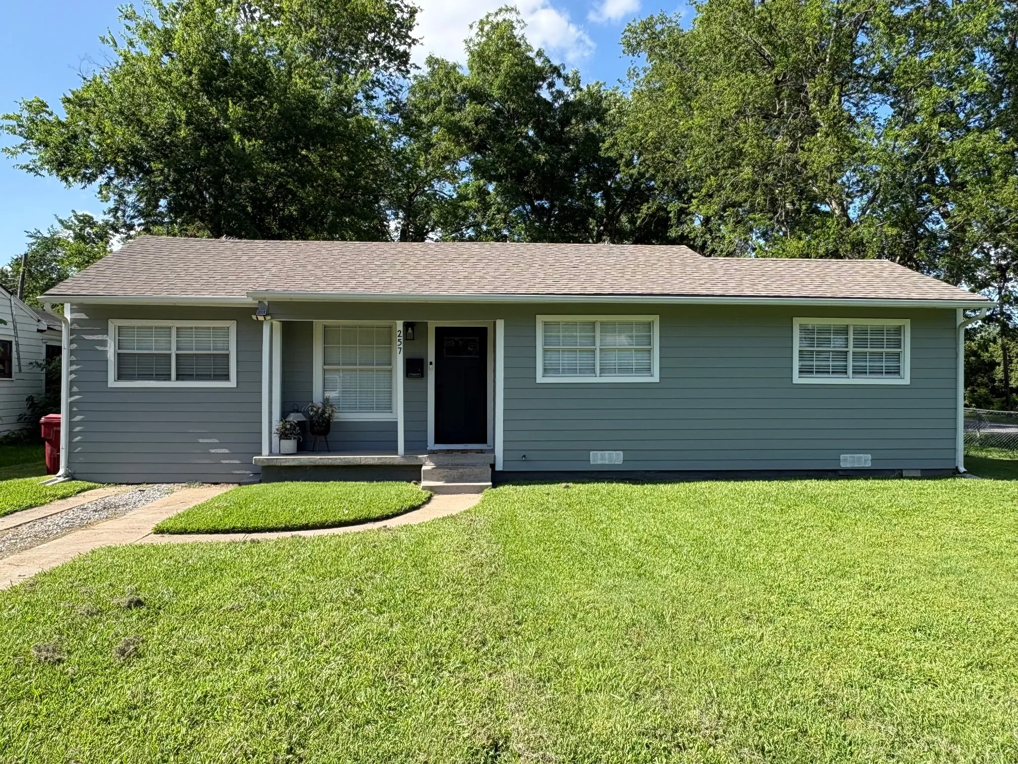 Single Family Residence For Sale in Fannin County , 257 Graham Avenue, Bonham, Texas 75418, 2 Bedroom, 1 Bathroom, Garage spaces, 1,278 Sqft, built in 1944, mls#21378732, Real Estate Agent in Bonham, Homes For Sale in Fannin county, Homes For Sale in Bonham, Realtor in Bonham Texas, Real Estate Brokerage Independent Realty Texas, Luminita Cordes Realtor