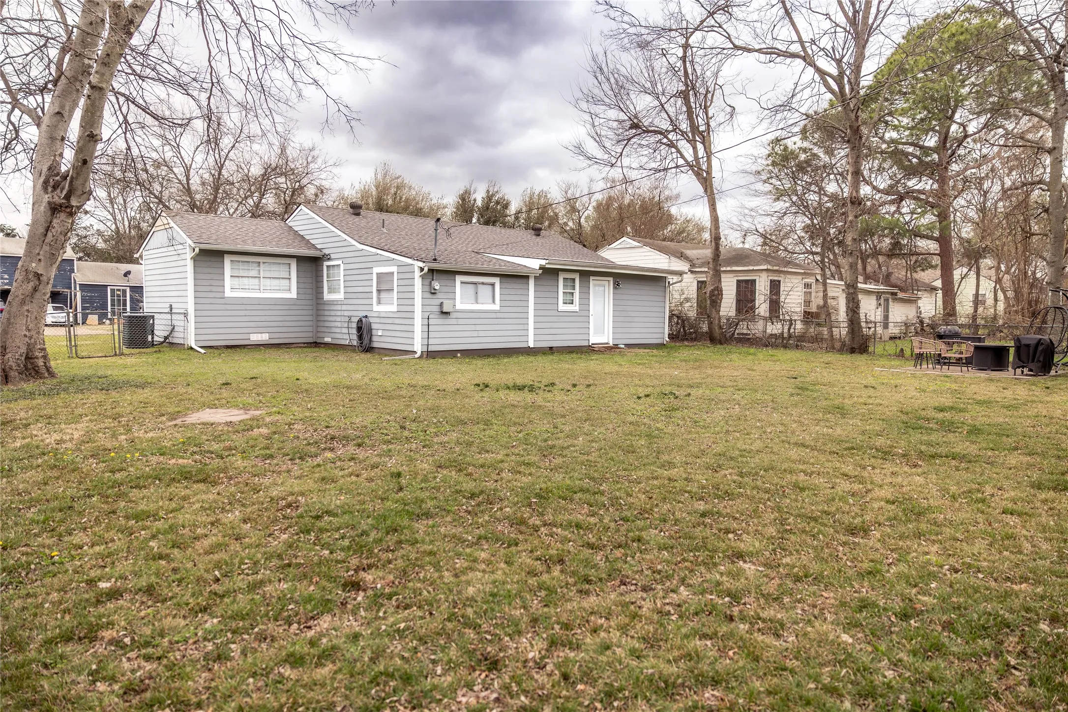 Single Family Residence For Sale in Fannin County , 257 Graham Avenue, Bonham, Texas 75418, 2 Bedroom, 1 Bathroom, Garage spaces, 1,278 Sqft, built in 1944, mls#21378732, Real Estate Agent in Bonham, Homes For Sale in Fannin county, Homes For Sale in Bonham, Realtor in Bonham Texas, Real Estate Brokerage Independent Realty Texas, Luminita Cordes Realtor