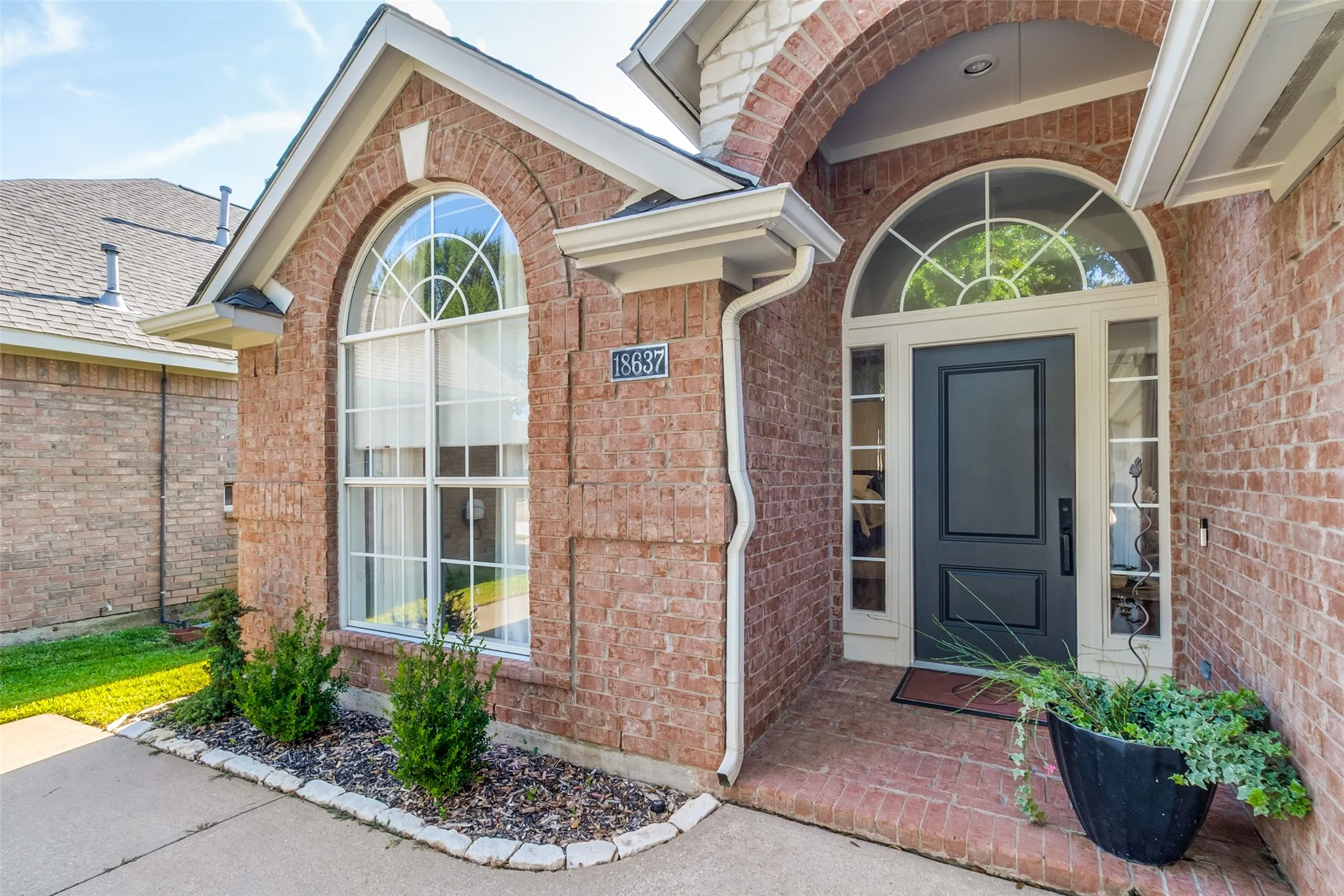 Single Family Residence For Sale in Collin County , 18637 Tall Oak Drive, Dallas, Texas 75287, 3 Bedroom, 2 Bathroom, 2 Garage spaces, 1,694 Sqft, built in 1997, mls#21377395, Real Estate Agent in Dallas, Homes For Sale in Collin county, Homes For Sale in Dallas, Realtor in Dallas Texas, Real Estate Brokerage Independent Realty Texas, Luminita Cordes Realtor