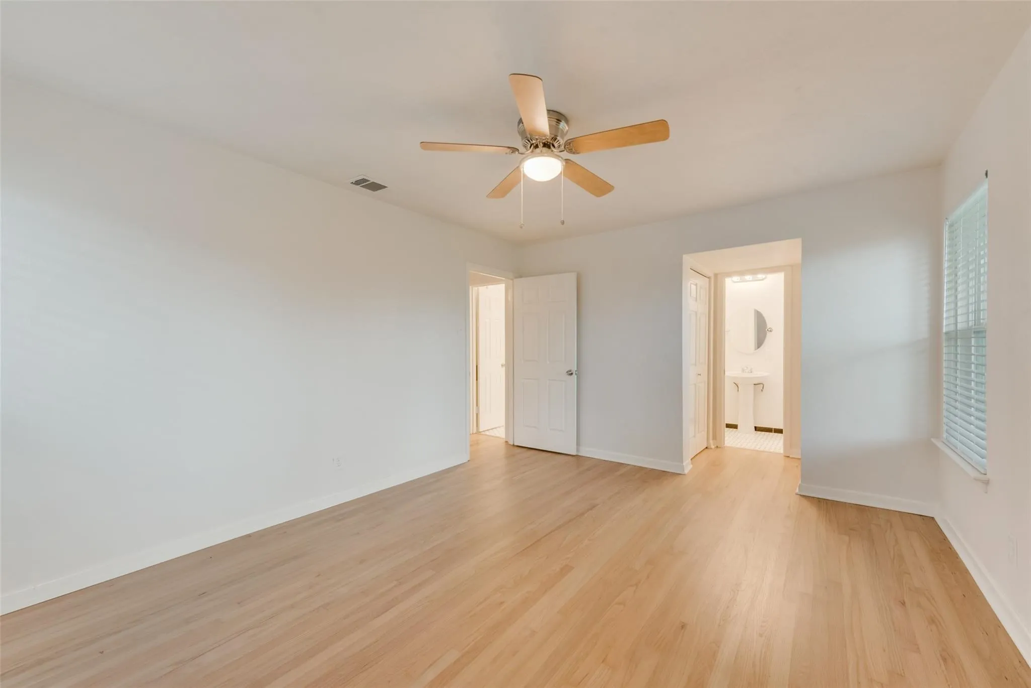 Single Family Residence For Rent in Dallas County , 2643 San Medina Avenue, Dallas, Texas 75228, 3 Bedroom, 2 Bathroom, 2 Garage spaces, 1,528 Sqft, built in 1956, mls#21378737, Real Estate Agent in Dallas, Homes For Rent in Dallas county, Homes For Rent in Dallas, Realtor in Dallas Texas, Real Estate Brokerage Independent Realty Texas, Luminita Cordes Realtor