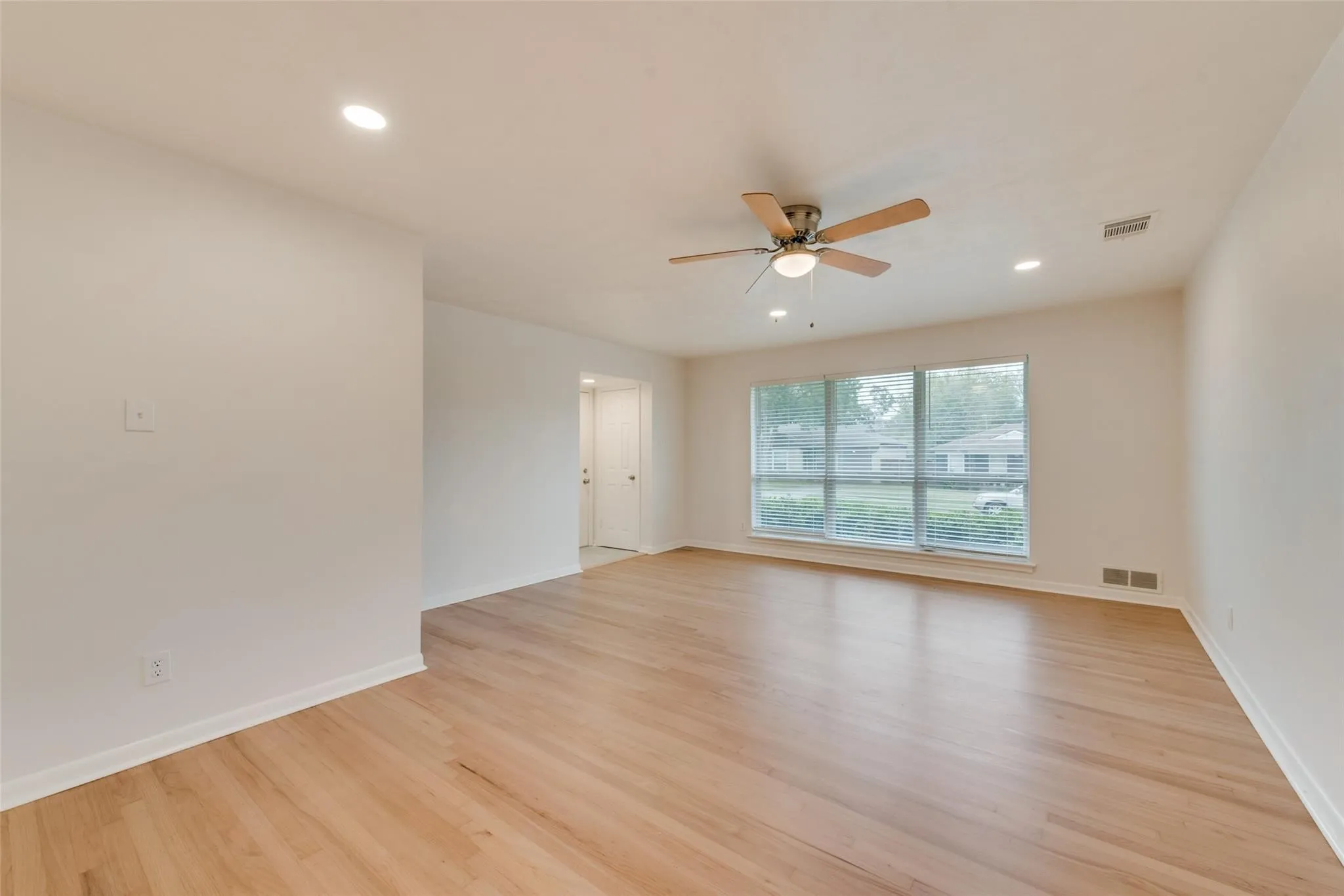 Single Family Residence For Rent in Dallas County , 2643 San Medina Avenue, Dallas, Texas 75228, 3 Bedroom, 2 Bathroom, 2 Garage spaces, 1,528 Sqft, built in 1956, mls#21378737, Real Estate Agent in Dallas, Homes For Rent in Dallas county, Homes For Rent in Dallas, Realtor in Dallas Texas, Real Estate Brokerage Independent Realty Texas, Luminita Cordes Realtor