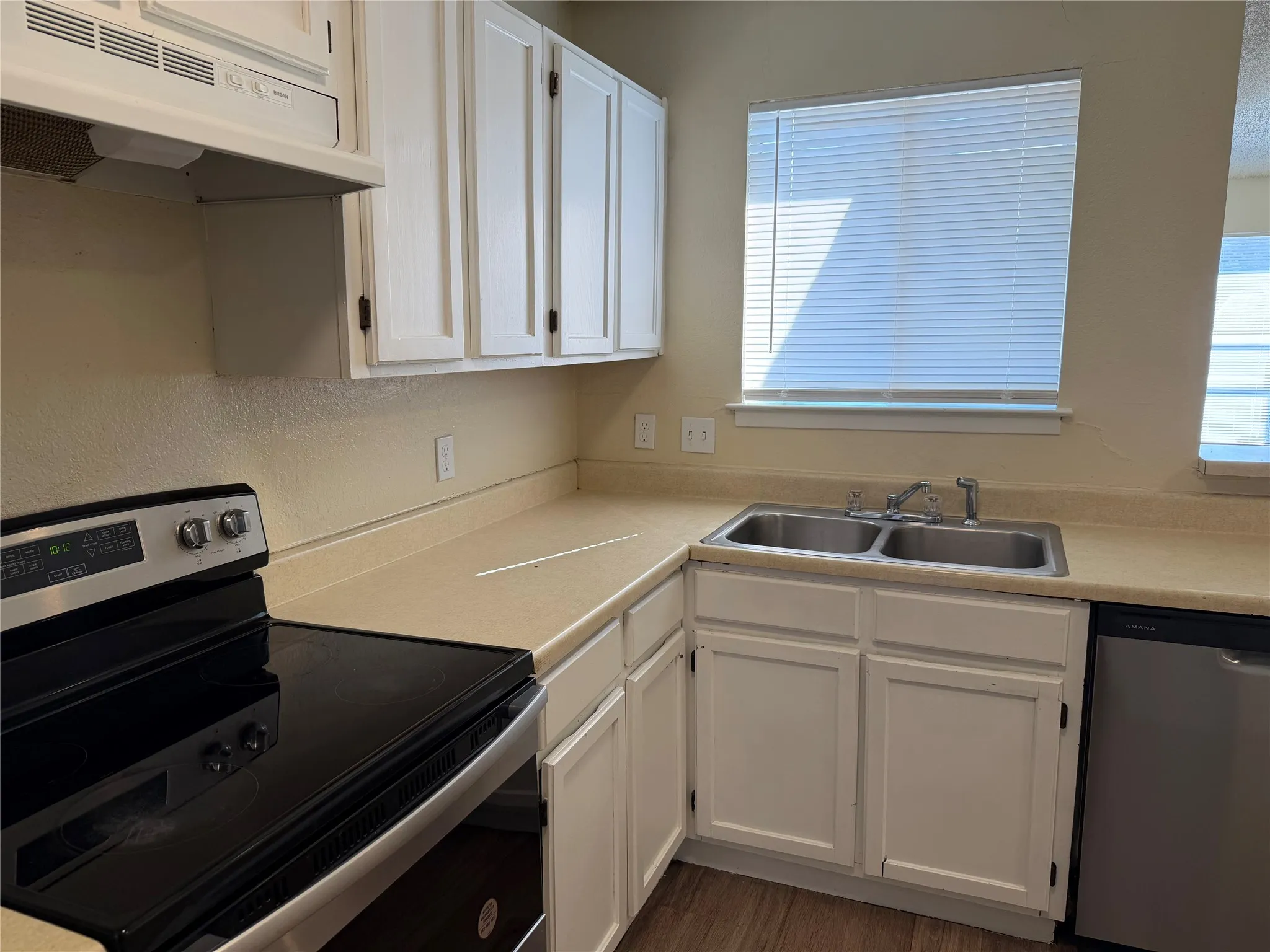 Duplex For Rent in Tarrant County , 7551 Boxwood Court, Fort Worth, Texas 76133, 3 Bedroom, 2 Bathroom, 2 Garage spaces, 1,321 Sqft, built in 1983, mls#21375855, Real Estate Agent in Fort Worth, Homes For Rent in Tarrant county, Homes For Rent in Fort Worth, Realtor in Fort Worth Texas, Real Estate Brokerage Independent Realty Texas, Luminita Cordes Realtor