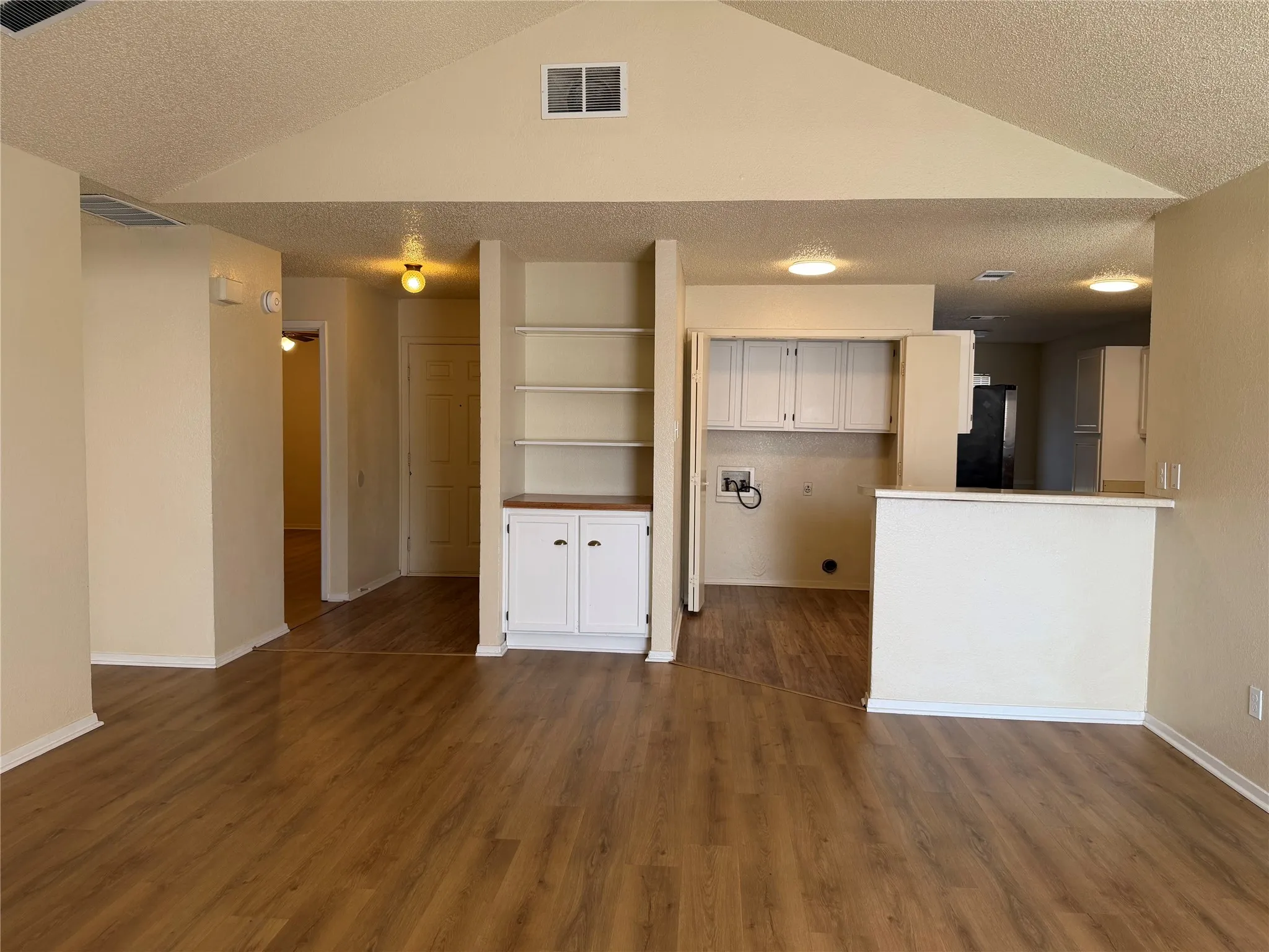 Duplex For Rent in Tarrant County , 7551 Boxwood Court, Fort Worth, Texas 76133, 3 Bedroom, 2 Bathroom, 2 Garage spaces, 1,321 Sqft, built in 1983, mls#21375855, Real Estate Agent in Fort Worth, Homes For Rent in Tarrant county, Homes For Rent in Fort Worth, Realtor in Fort Worth Texas, Real Estate Brokerage Independent Realty Texas, Luminita Cordes Realtor