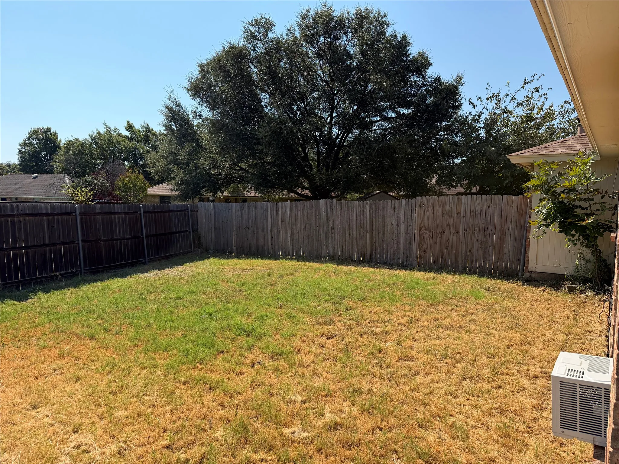Duplex For Rent in Tarrant County , 7551 Boxwood Court, Fort Worth, Texas 76133, 3 Bedroom, 2 Bathroom, 2 Garage spaces, 1,321 Sqft, built in 1983, mls#21375855, Real Estate Agent in Fort Worth, Homes For Rent in Tarrant county, Homes For Rent in Fort Worth, Realtor in Fort Worth Texas, Real Estate Brokerage Independent Realty Texas, Luminita Cordes Realtor