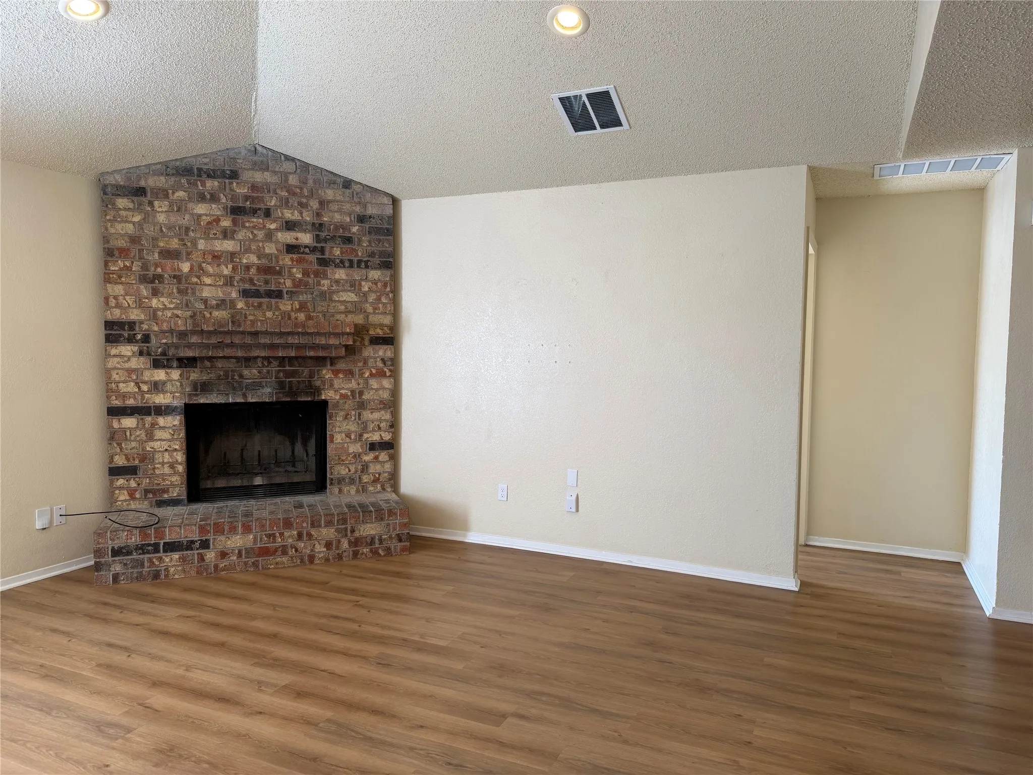 Duplex For Rent in Tarrant County , 7551 Boxwood Court, Fort Worth, Texas 76133, 3 Bedroom, 2 Bathroom, 2 Garage spaces, 1,321 Sqft, built in 1983, mls#21375855, Real Estate Agent in Fort Worth, Homes For Rent in Tarrant county, Homes For Rent in Fort Worth, Realtor in Fort Worth Texas, Real Estate Brokerage Independent Realty Texas, Luminita Cordes Realtor