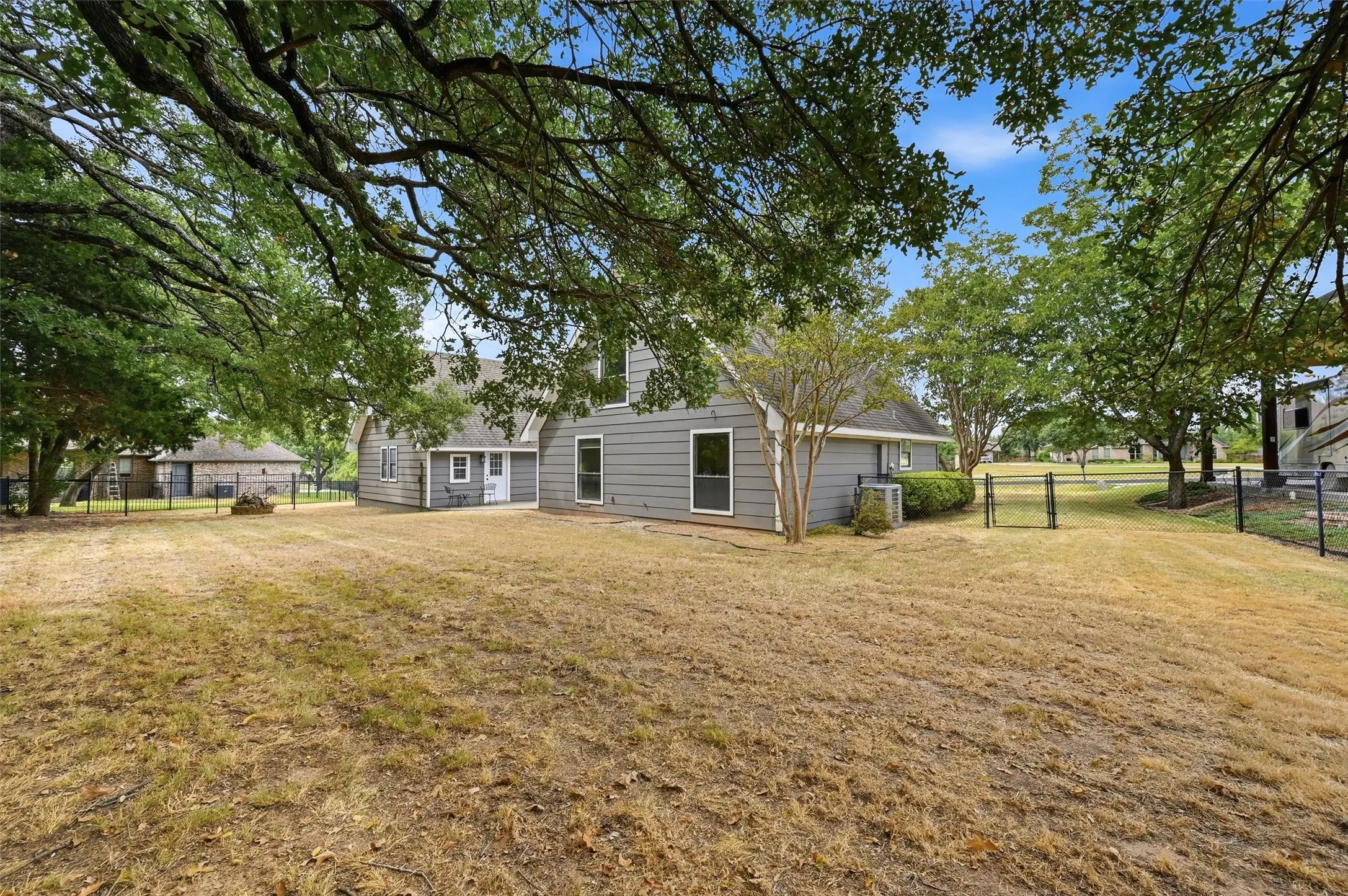 Single Family Residence For Sale in Cooke County , 103 Pontiac Drive, Gainesville, Texas 76240, 3 Bedroom, 2 Bathroom, 2 Garage spaces, 1,251 Sqft, built in 1985, mls#21367761, Real Estate Agent in Gainesville, Homes For Sale in Cooke county, Homes For Sale in Gainesville, Realtor in Gainesville Texas, Real Estate Brokerage Independent Realty Texas, Luminita Cordes Realtor