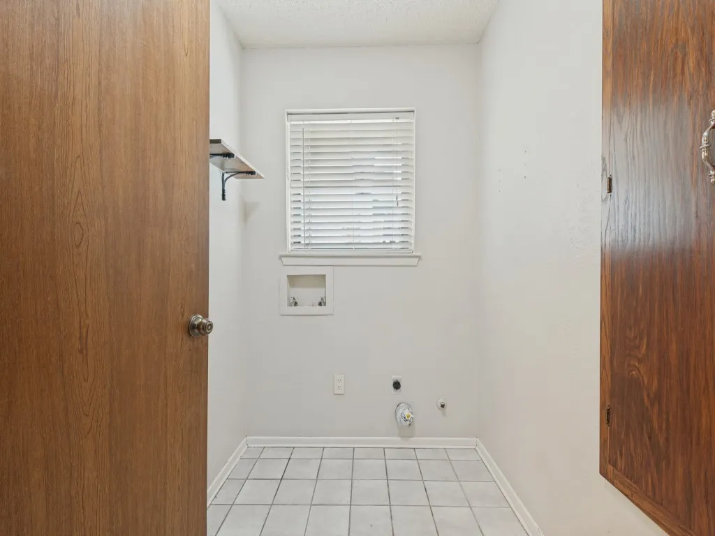 Single Family Residence For Sale in Tarrant County , 618 Brent Drive, Arlington, Texas 76012, 3 Bedroom, 3 Bathroom, 2 Garage spaces, 2,045 Sqft, built in 1972, mls#21374382, Real Estate Agent in Arlington, Homes For Sale in Tarrant county, Homes For Sale in Arlington, Realtor in Arlington Texas, Real Estate Brokerage Independent Realty Texas, Luminita Cordes Realtor