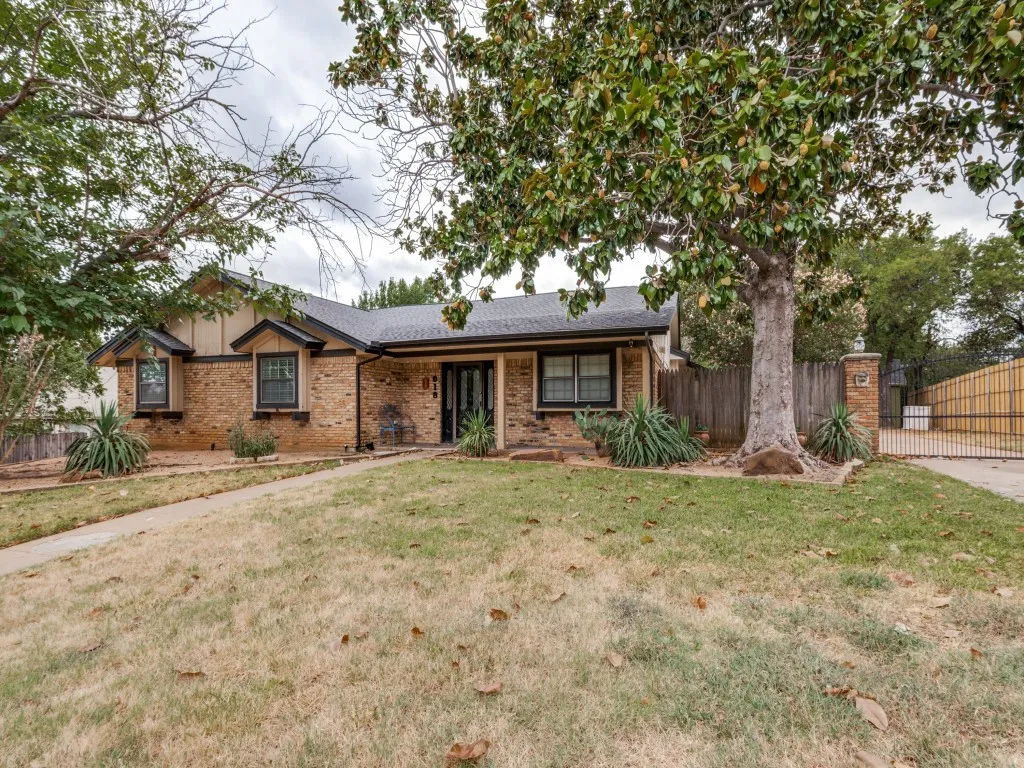 Single Family Residence For Sale in Tarrant County , 618 Brent Drive, Arlington, Texas 76012, 3 Bedroom, 3 Bathroom, 2 Garage spaces, 2,045 Sqft, built in 1972, mls#21374382, Real Estate Agent in Arlington, Homes For Sale in Tarrant county, Homes For Sale in Arlington, Realtor in Arlington Texas, Real Estate Brokerage Independent Realty Texas, Luminita Cordes Realtor