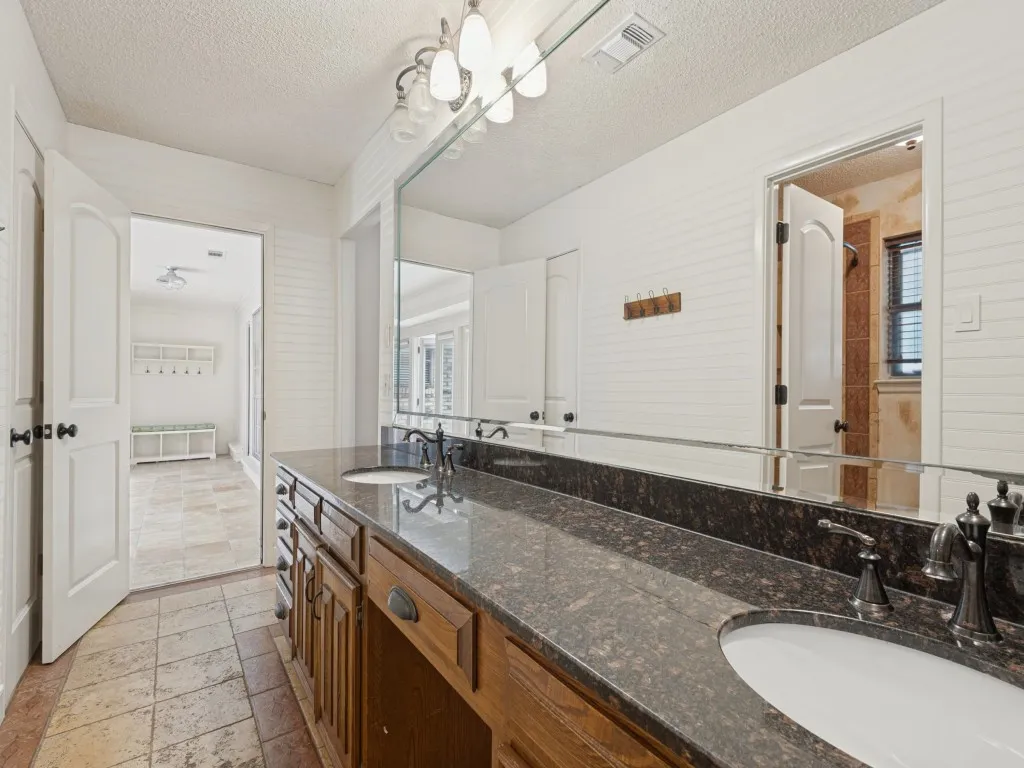 Single Family Residence For Sale in Tarrant County , 618 Brent Drive, Arlington, Texas 76012, 3 Bedroom, 3 Bathroom, 2 Garage spaces, 2,045 Sqft, built in 1972, mls#21374382, Real Estate Agent in Arlington, Homes For Sale in Tarrant county, Homes For Sale in Arlington, Realtor in Arlington Texas, Real Estate Brokerage Independent Realty Texas, Luminita Cordes Realtor
