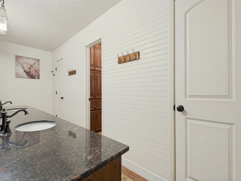 Single Family Residence For Sale in Tarrant County , 618 Brent Drive, Arlington, Texas 76012, 3 Bedroom, 3 Bathroom, 2 Garage spaces, 2,045 Sqft, built in 1972, mls#21374382, Real Estate Agent in Arlington, Homes For Sale in Tarrant county, Homes For Sale in Arlington, Realtor in Arlington Texas, Real Estate Brokerage Independent Realty Texas, Luminita Cordes Realtor